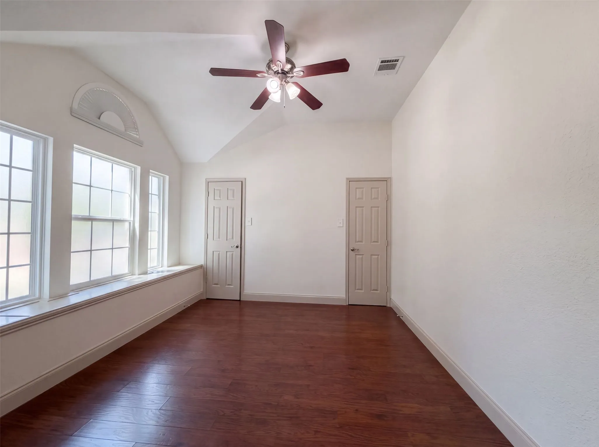 Single Family Residence For Sale in Tarrant County , 6315 Meadow Glen Drive, Arlington, Texas 76018, 5 Bedroom, 3 Bathroom, 2 Garage spaces, 2,762 Sqft, built in 1986, mls#21357014, Real Estate Agent in Arlington, Homes For Sale in Tarrant county, Homes For Sale in Arlington, Realtor in Arlington Texas, Real Estate Brokerage Independent Realty Texas, Luminita Cordes Realtor