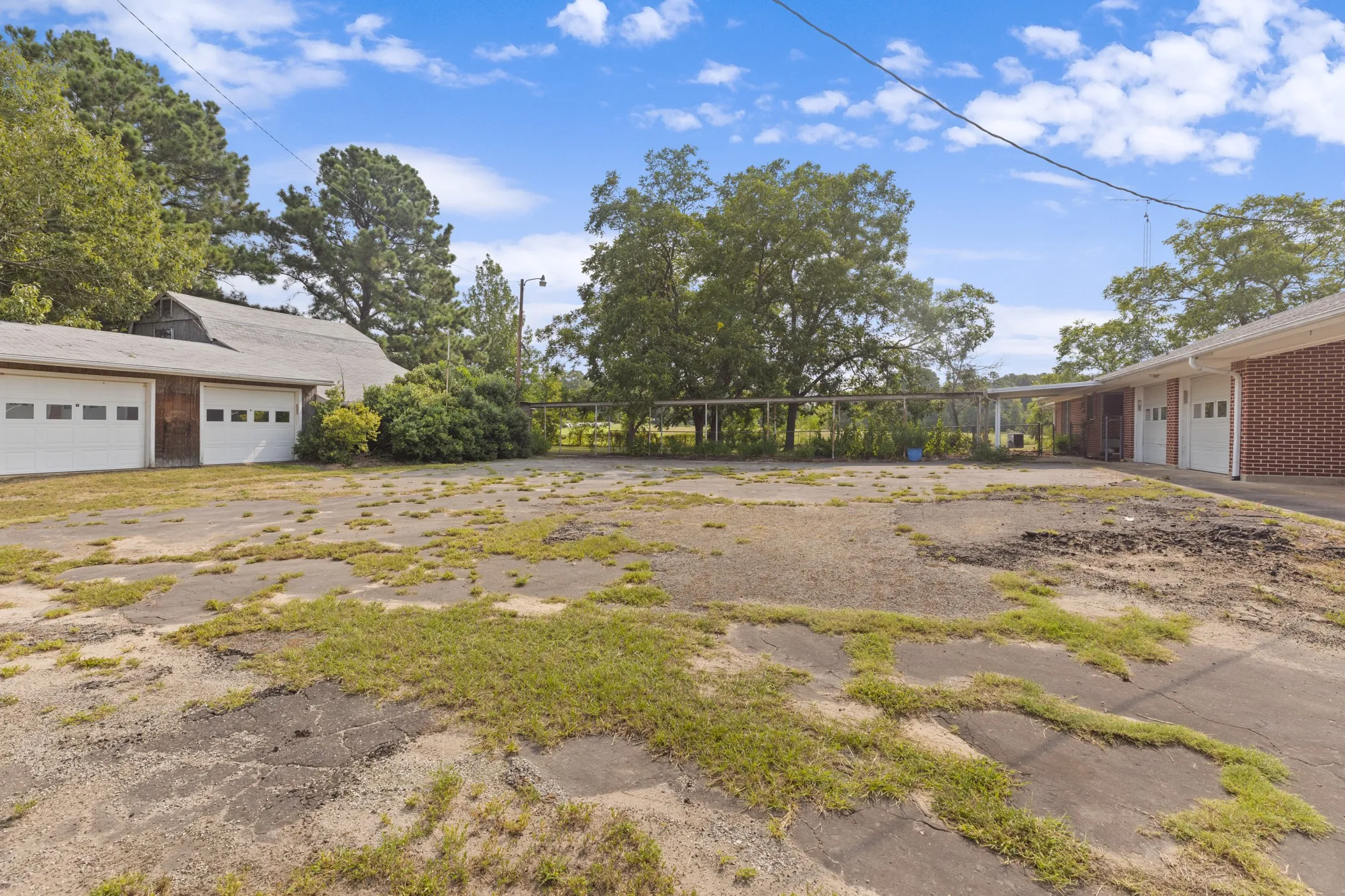 Farm For Sale in Wood County , 3349 E State Highway 154, Quitman, Texas 75783, 3 Bedroom, 3 Bathroom, 2 Garage spaces, 2,674 Sqft, built in 1960, mls#21356912, Real Estate Agent in Quitman, Homes For Sale in Wood county, Homes For Sale in Quitman, Realtor in Quitman Texas, Real Estate Brokerage Independent Realty Texas, Luminita Cordes Realtor