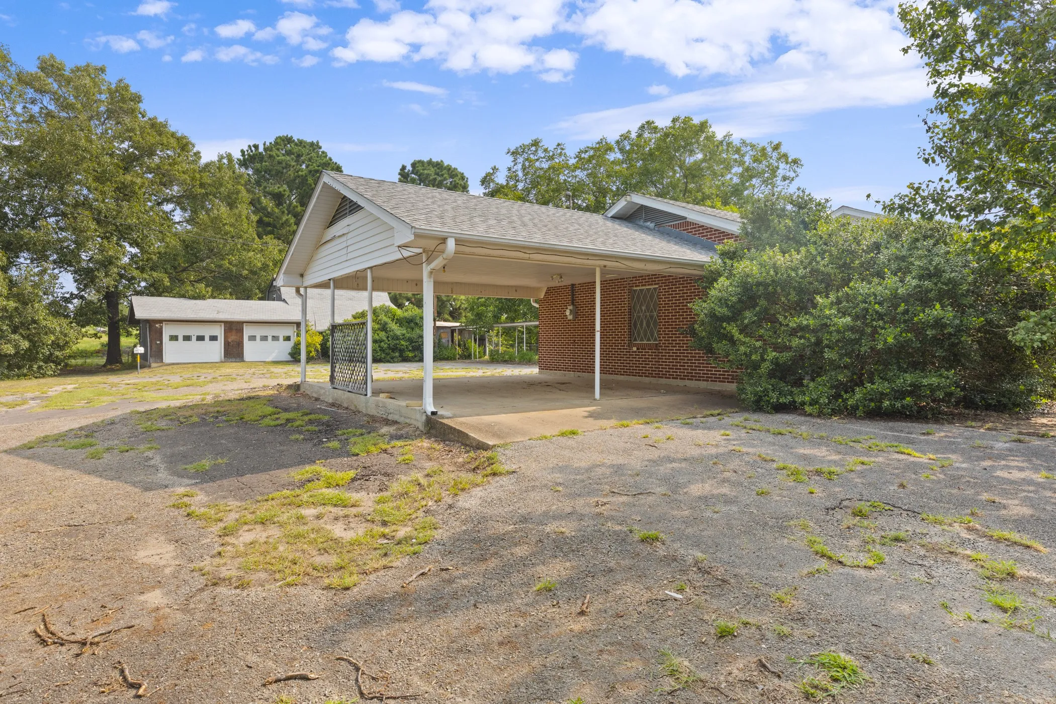 Farm For Sale in Wood County , 3349 E State Highway 154, Quitman, Texas 75783, 3 Bedroom, 3 Bathroom, 2 Garage spaces, 2,674 Sqft, built in 1960, mls#21356912, Real Estate Agent in Quitman, Homes For Sale in Wood county, Homes For Sale in Quitman, Realtor in Quitman Texas, Real Estate Brokerage Independent Realty Texas, Luminita Cordes Realtor