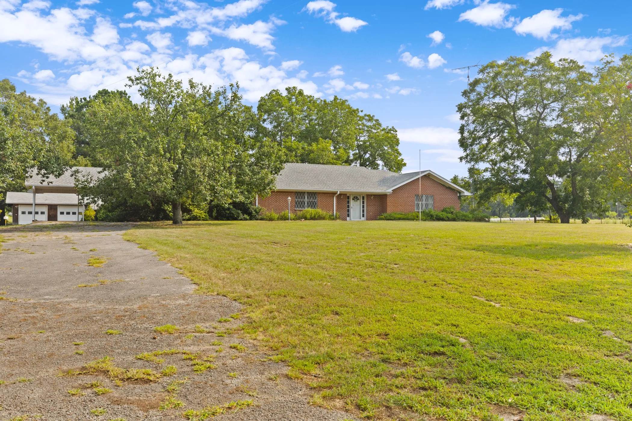 Farm For Sale in Wood County , 3349 E State Highway 154, Quitman, Texas 75783, 3 Bedroom, 3 Bathroom, 2 Garage spaces, 2,674 Sqft, built in 1960, mls#21356912, Real Estate Agent in Quitman, Homes For Sale in Wood county, Homes For Sale in Quitman, Realtor in Quitman Texas, Real Estate Brokerage Independent Realty Texas, Luminita Cordes Realtor