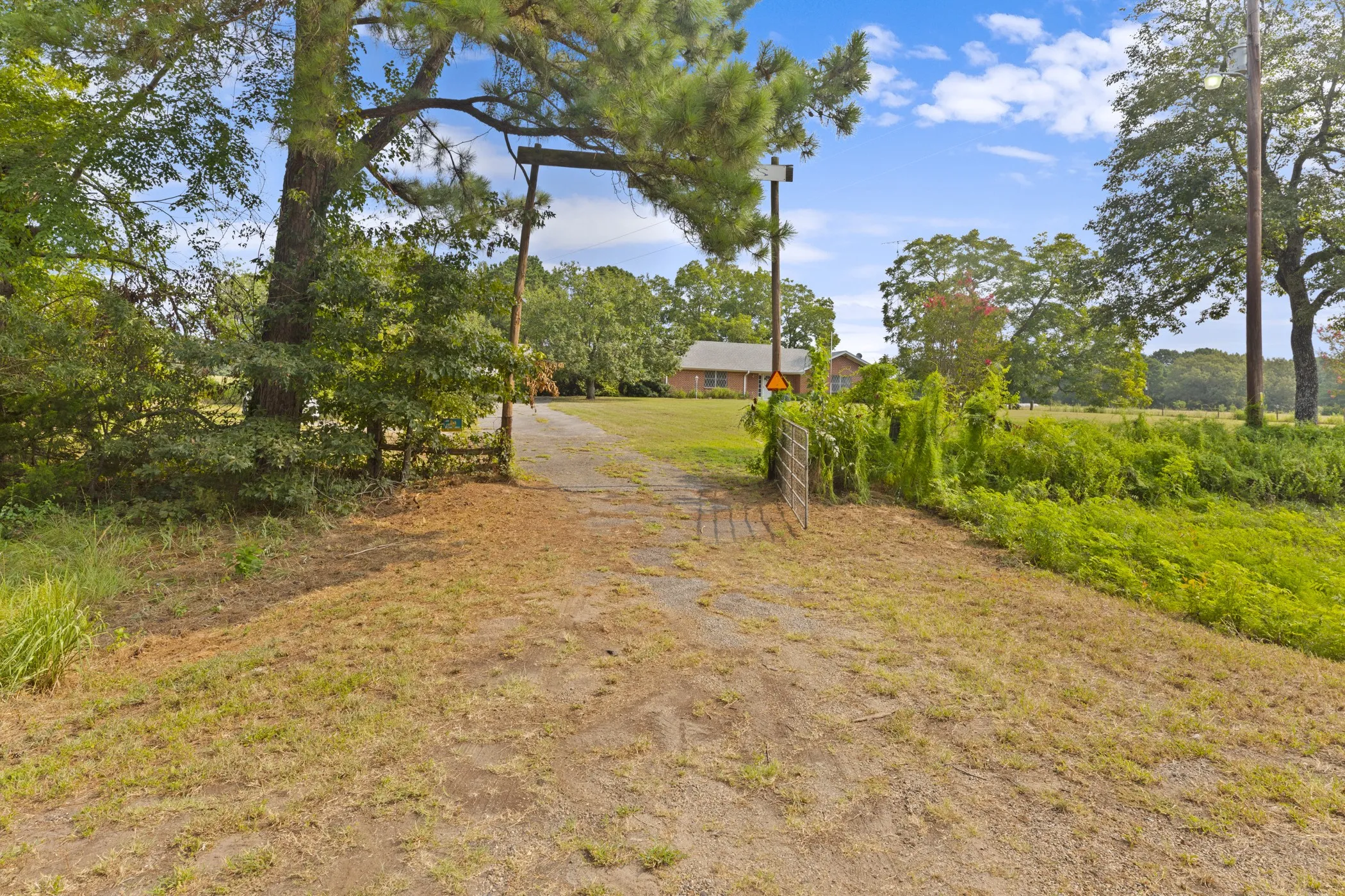 Farm For Sale in Wood County , 3349 E State Highway 154, Quitman, Texas 75783, 3 Bedroom, 3 Bathroom, 2 Garage spaces, 2,674 Sqft, built in 1960, mls#21356912, Real Estate Agent in Quitman, Homes For Sale in Wood county, Homes For Sale in Quitman, Realtor in Quitman Texas, Real Estate Brokerage Independent Realty Texas, Luminita Cordes Realtor
