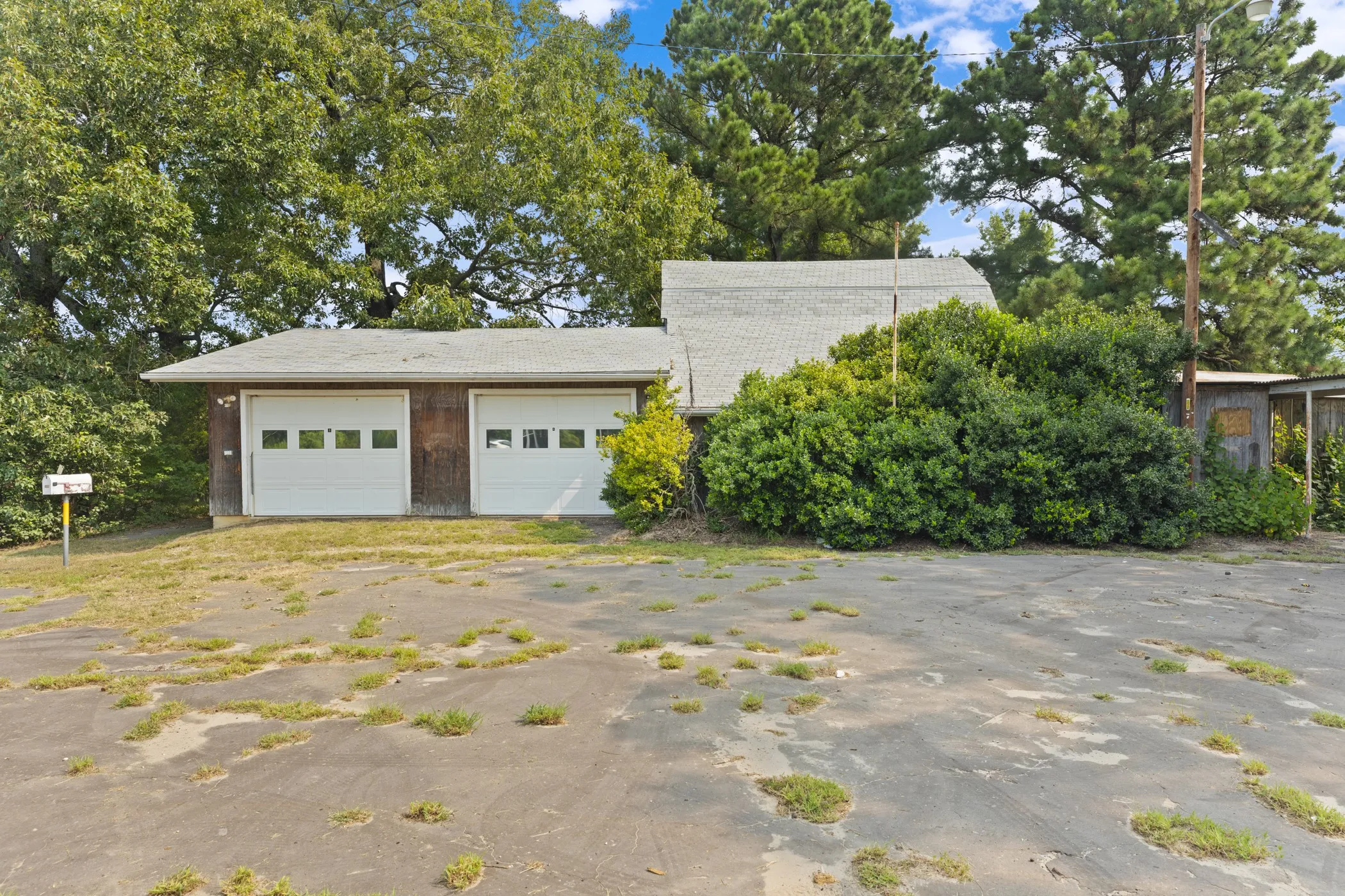 Farm For Sale in Wood County , 3349 E State Highway 154, Quitman, Texas 75783, 3 Bedroom, 3 Bathroom, 2 Garage spaces, 2,674 Sqft, built in 1960, mls#21356912, Real Estate Agent in Quitman, Homes For Sale in Wood county, Homes For Sale in Quitman, Realtor in Quitman Texas, Real Estate Brokerage Independent Realty Texas, Luminita Cordes Realtor