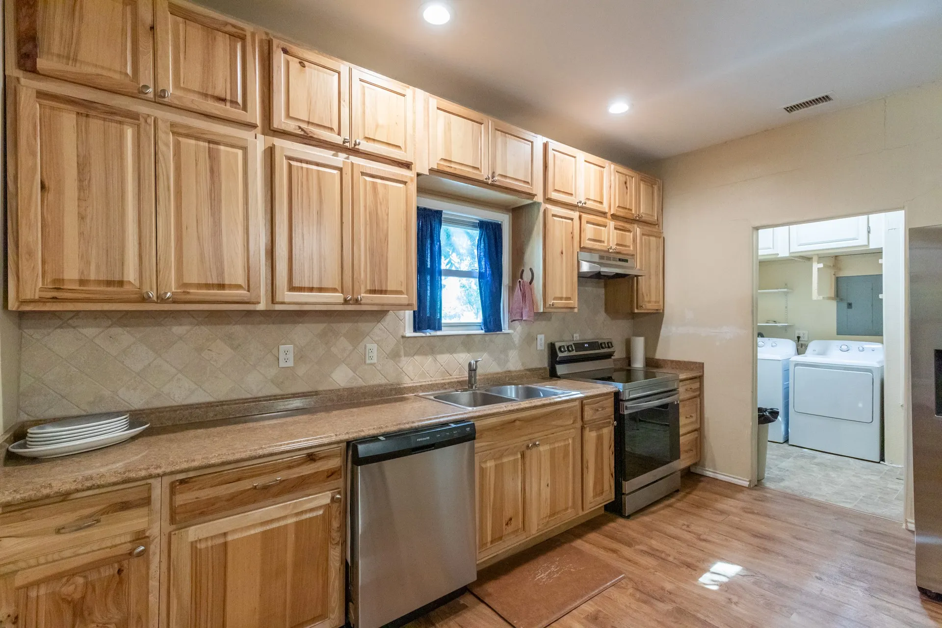 Single Family Residence For Sale in Callahan County , 832 Peyton Street, Baird, Texas 79504, 3 Bedroom, 2 Bathroom, 2 Garage spaces, 1,454 Sqft, built in 1909, mls#21345686, Real Estate Agent in Baird, Homes For Sale in Callahan county, Homes For Sale in Baird, Realtor in Baird Texas, Real Estate Brokerage Independent Realty Texas, Luminita Cordes Realtor