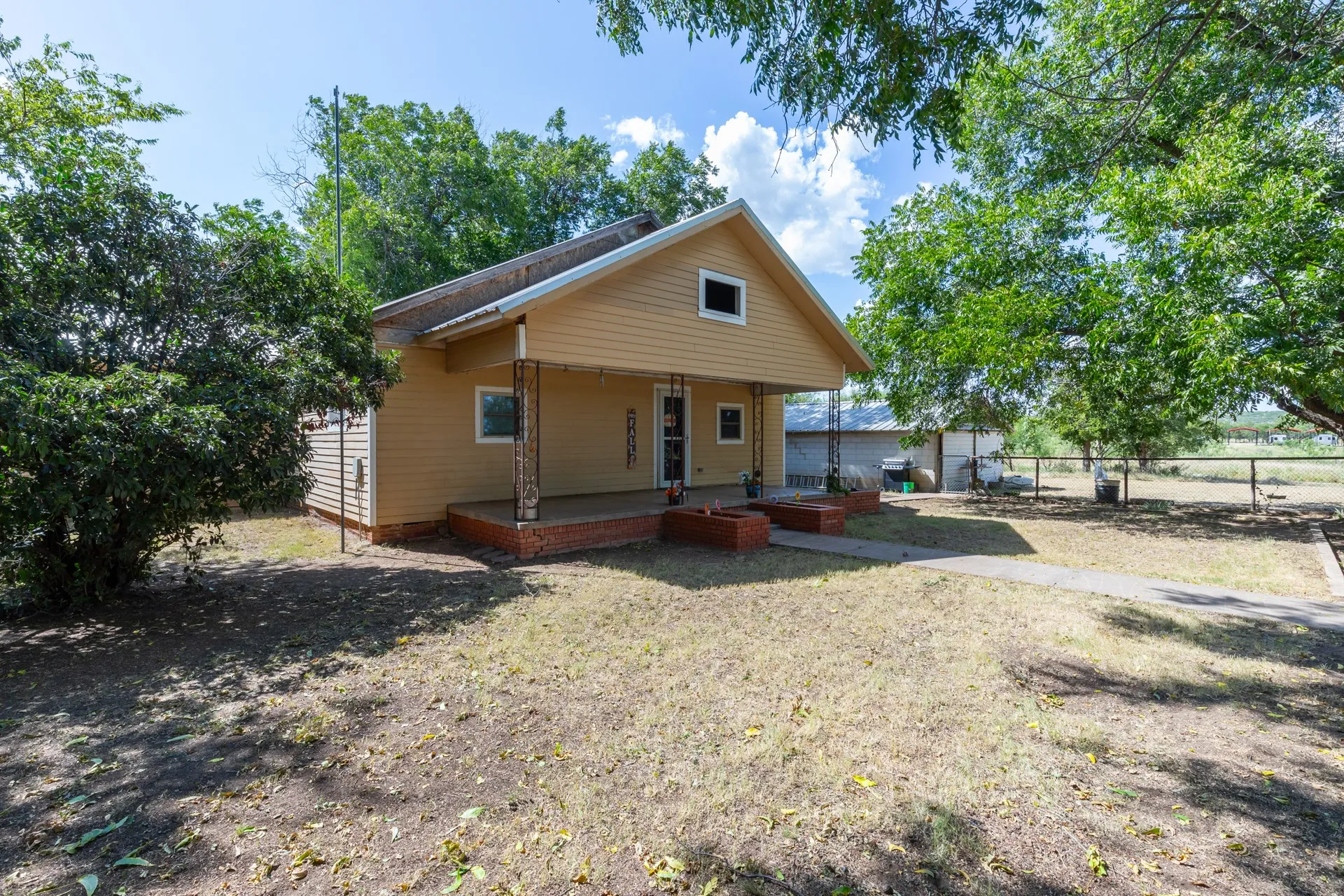 Single Family Residence For Sale in Callahan County , 832 Peyton Street, Baird, Texas 79504, 3 Bedroom, 2 Bathroom, 2 Garage spaces, 1,454 Sqft, built in 1909, mls#21345686, Real Estate Agent in Baird, Homes For Sale in Callahan county, Homes For Sale in Baird, Realtor in Baird Texas, Real Estate Brokerage Independent Realty Texas, Luminita Cordes Realtor