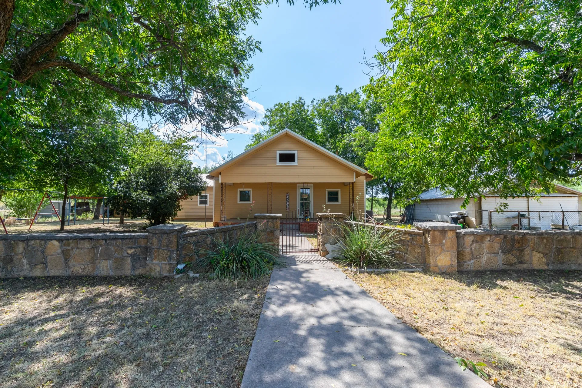 Single Family Residence For Sale in Callahan County , 832 Peyton Street, Baird, Texas 79504, 3 Bedroom, 2 Bathroom, 2 Garage spaces, 1,454 Sqft, built in 1909, mls#21345686, Real Estate Agent in Baird, Homes For Sale in Callahan county, Homes For Sale in Baird, Realtor in Baird Texas, Real Estate Brokerage Independent Realty Texas, Luminita Cordes Realtor