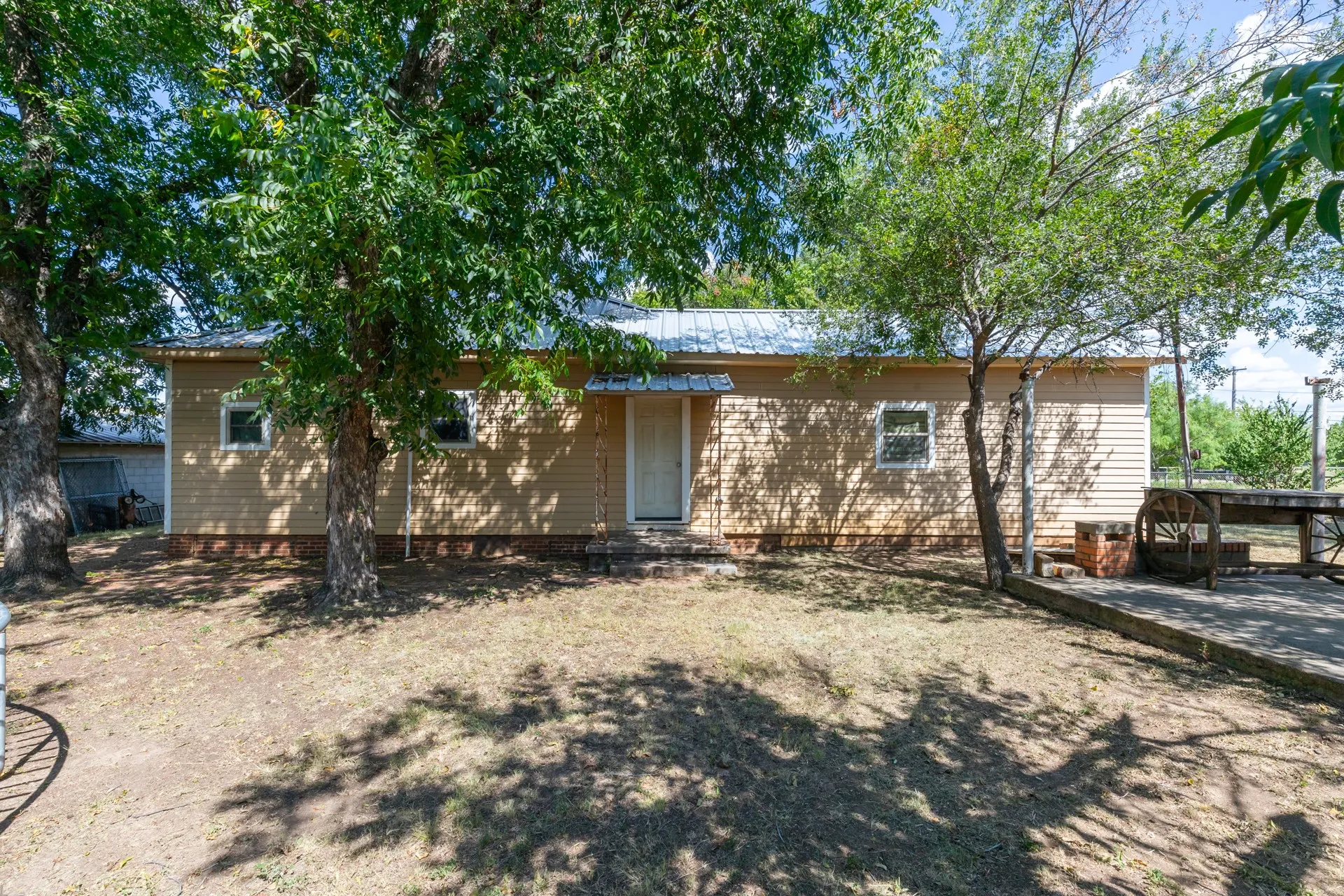 Single Family Residence For Sale in Callahan County , 832 Peyton Street, Baird, Texas 79504, 3 Bedroom, 2 Bathroom, 2 Garage spaces, 1,454 Sqft, built in 1909, mls#21345686, Real Estate Agent in Baird, Homes For Sale in Callahan county, Homes For Sale in Baird, Realtor in Baird Texas, Real Estate Brokerage Independent Realty Texas, Luminita Cordes Realtor