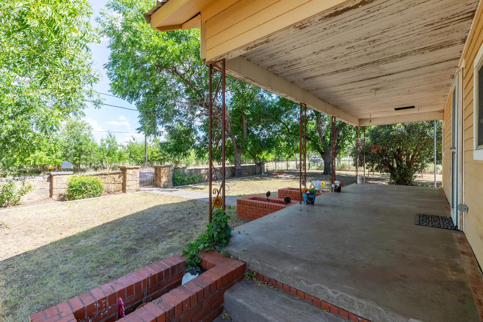 Single Family Residence For Sale in Callahan County , 832 Peyton Street, Baird, Texas 79504, 3 Bedroom, 2 Bathroom, 2 Garage spaces, 1,454 Sqft, built in 1909, mls#21345686, Real Estate Agent in Baird, Homes For Sale in Callahan county, Homes For Sale in Baird, Realtor in Baird Texas, Real Estate Brokerage Independent Realty Texas, Luminita Cordes Realtor