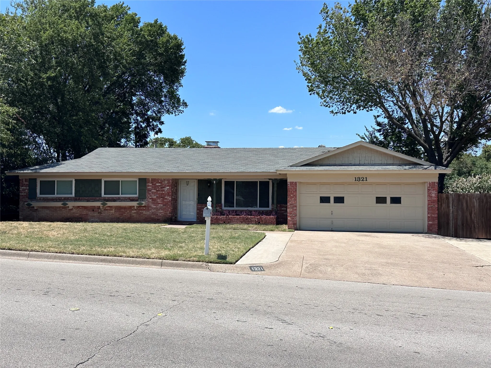Single Family Residence For Sale in Tarrant County , 1321 Hurstview Drive, Hurst, Texas 76053, 3 Bedroom, 2 Bathroom, 2 Garage spaces, 1,524 Sqft, built in 1963, Price $305,000, mls#21355225, Real Estate Agent in Hurst, Homes For Sale in Tarrant county, Homes For Sale in Hurst, Realtor in Hurst Texas, Real Estate Brokerage Independent Realty Texas, Luminita Cordes Realtor