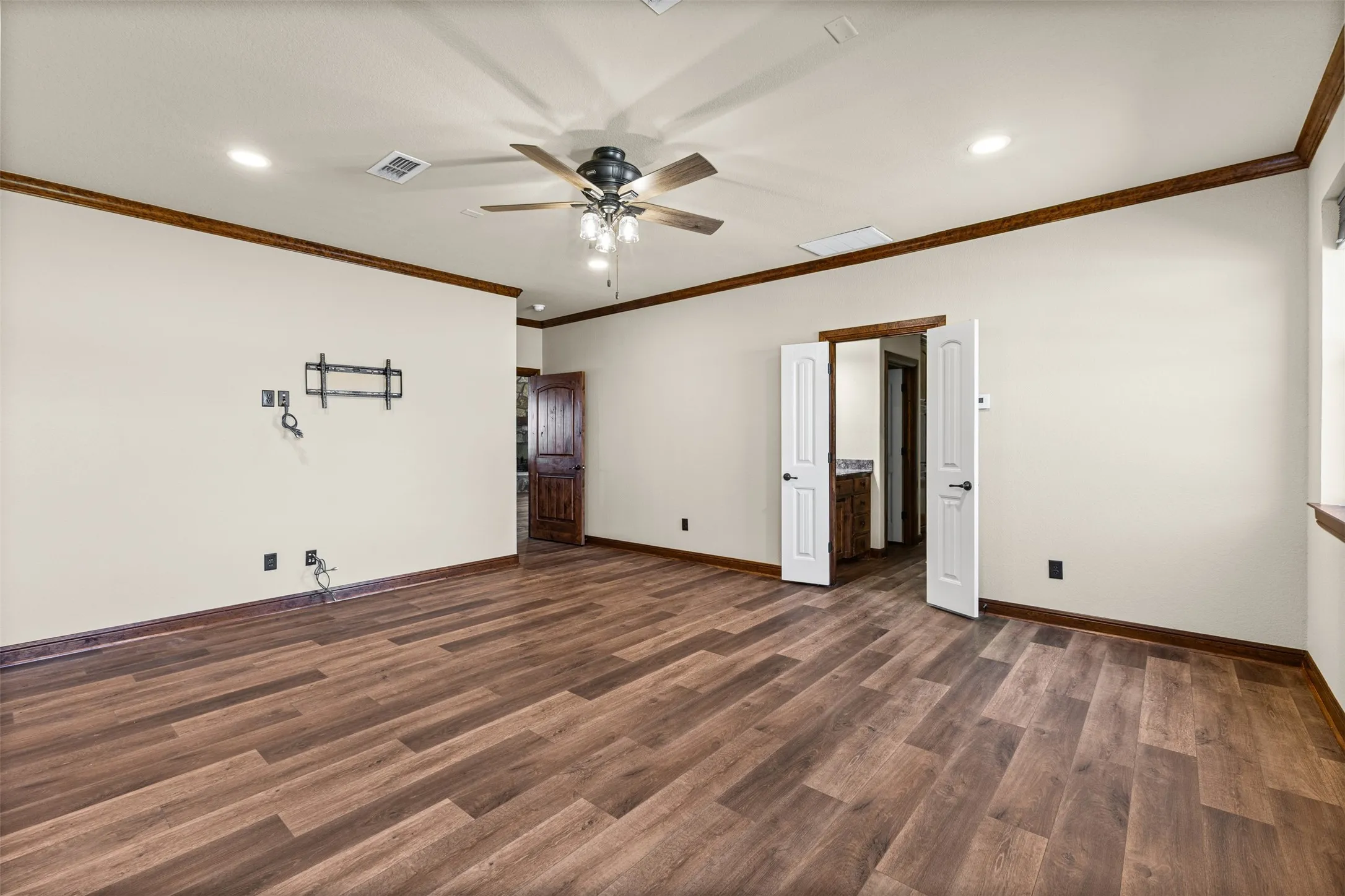 Single Family Residence For Sale in Hood County , 2407 Wills Way Drive, Granbury, Texas 76049, 3 Bedroom, 3 Bathroom, 2 Garage spaces, 2,678 Sqft, built in 2011, mls#21351686, Real Estate Agent in Granbury, Homes For Sale in Hood county, Homes For Sale in Granbury, Realtor in Granbury Texas, Real Estate Brokerage Independent Realty Texas, Luminita Cordes Realtor