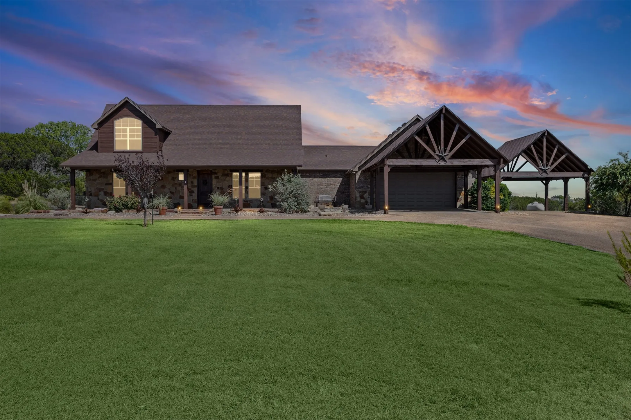 Single Family Residence For Sale in Hood County , 2407 Wills Way Drive, Granbury, Texas 76049, 3 Bedroom, 3 Bathroom, 2 Garage spaces, 2,678 Sqft, built in 2011, mls#21351686, Real Estate Agent in Granbury, Homes For Sale in Hood county, Homes For Sale in Granbury, Realtor in Granbury Texas, Real Estate Brokerage Independent Realty Texas, Luminita Cordes Realtor