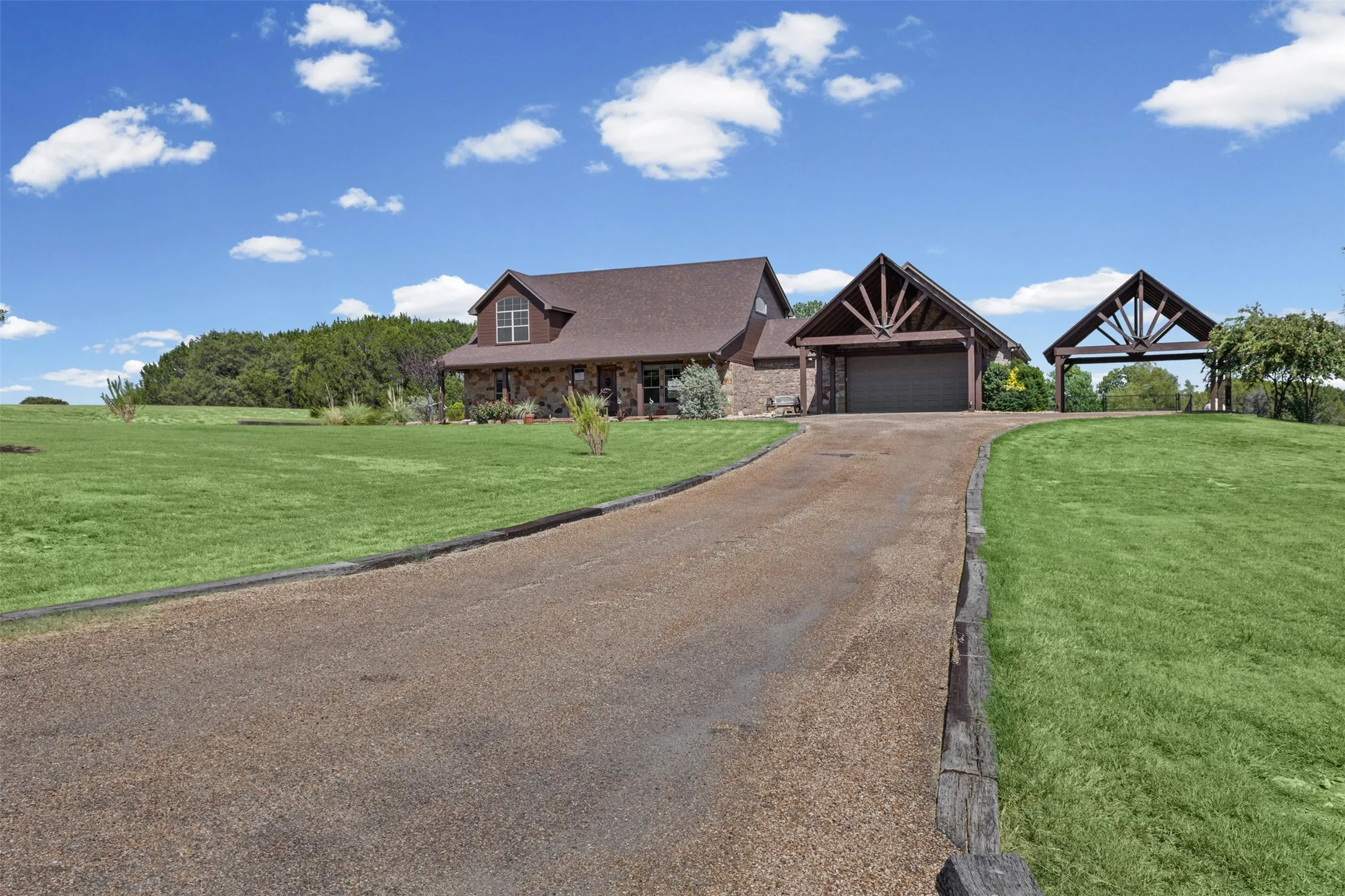 Single Family Residence For Sale in Hood County , 2407 Wills Way Drive, Granbury, Texas 76049, 3 Bedroom, 3 Bathroom, 2 Garage spaces, 2,678 Sqft, built in 2011, mls#21351686, Real Estate Agent in Granbury, Homes For Sale in Hood county, Homes For Sale in Granbury, Realtor in Granbury Texas, Real Estate Brokerage Independent Realty Texas, Luminita Cordes Realtor