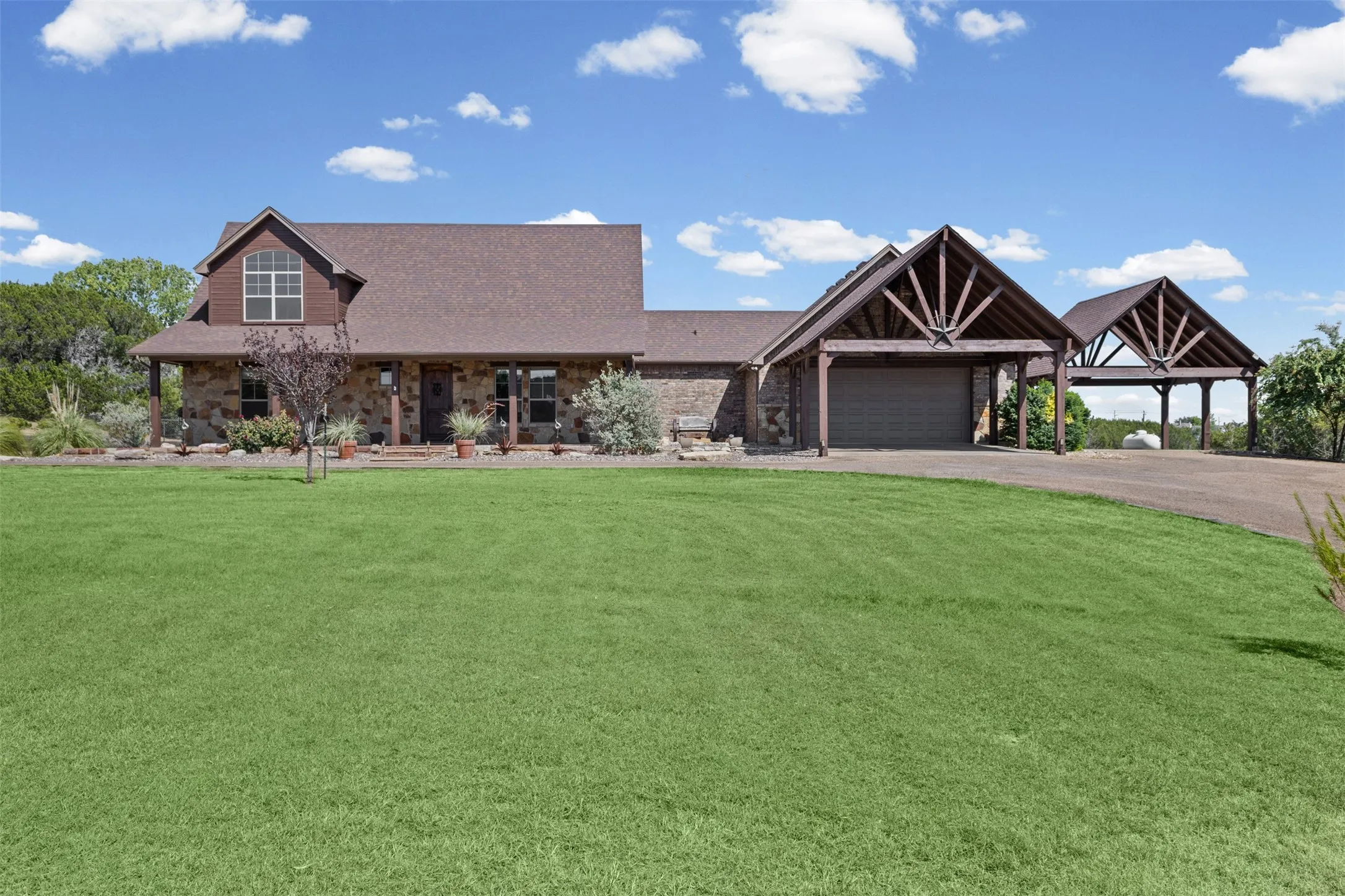 Single Family Residence For Sale in Hood County , 2407 Wills Way Drive, Granbury, Texas 76049, 3 Bedroom, 3 Bathroom, 2 Garage spaces, 2,678 Sqft, built in 2011, mls#21351686, Real Estate Agent in Granbury, Homes For Sale in Hood county, Homes For Sale in Granbury, Realtor in Granbury Texas, Real Estate Brokerage Independent Realty Texas, Luminita Cordes Realtor