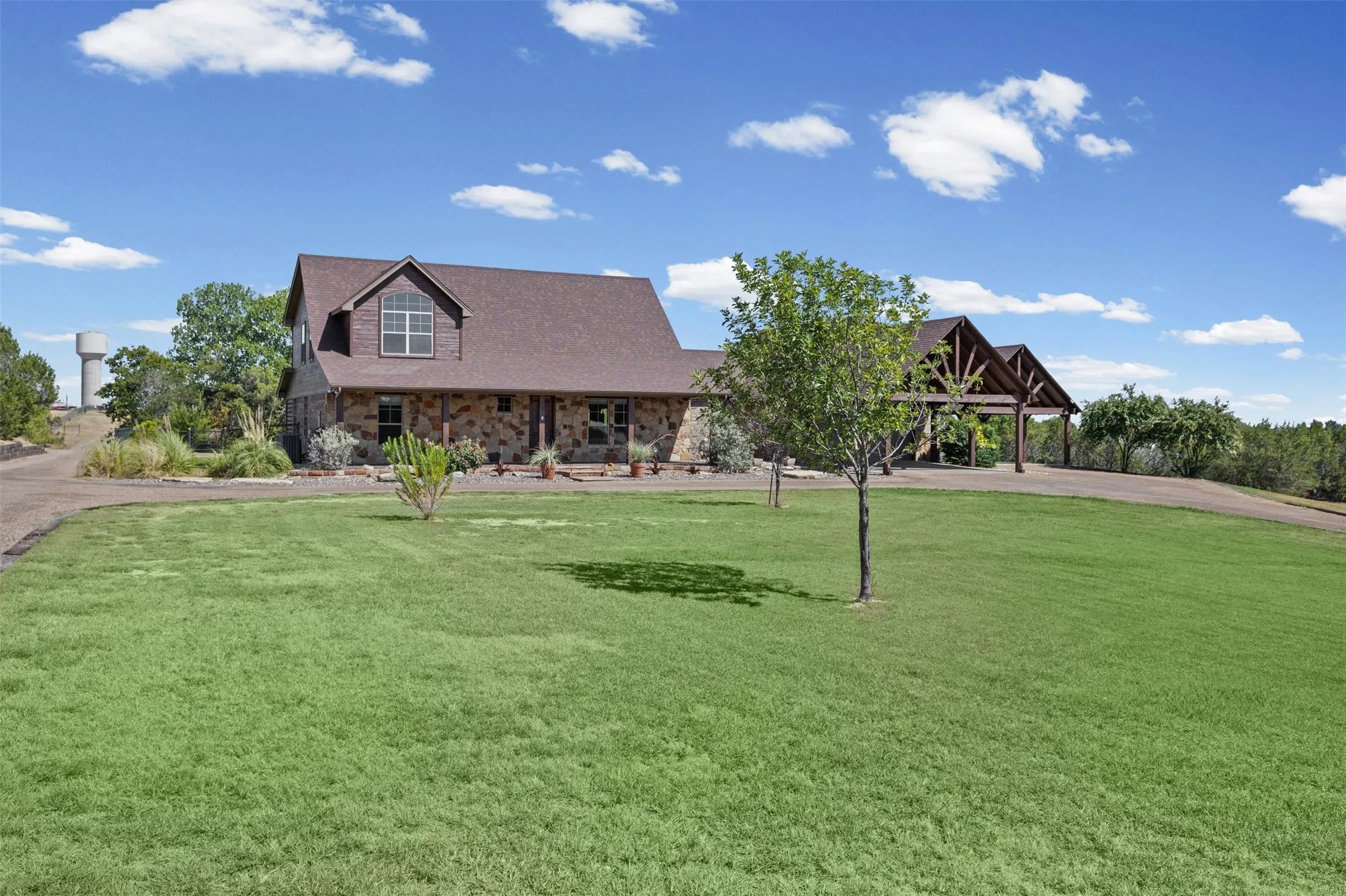 Single Family Residence For Sale in Hood County , 2407 Wills Way Drive, Granbury, Texas 76049, 3 Bedroom, 3 Bathroom, 2 Garage spaces, 2,678 Sqft, built in 2011, mls#21351686, Real Estate Agent in Granbury, Homes For Sale in Hood county, Homes For Sale in Granbury, Realtor in Granbury Texas, Real Estate Brokerage Independent Realty Texas, Luminita Cordes Realtor