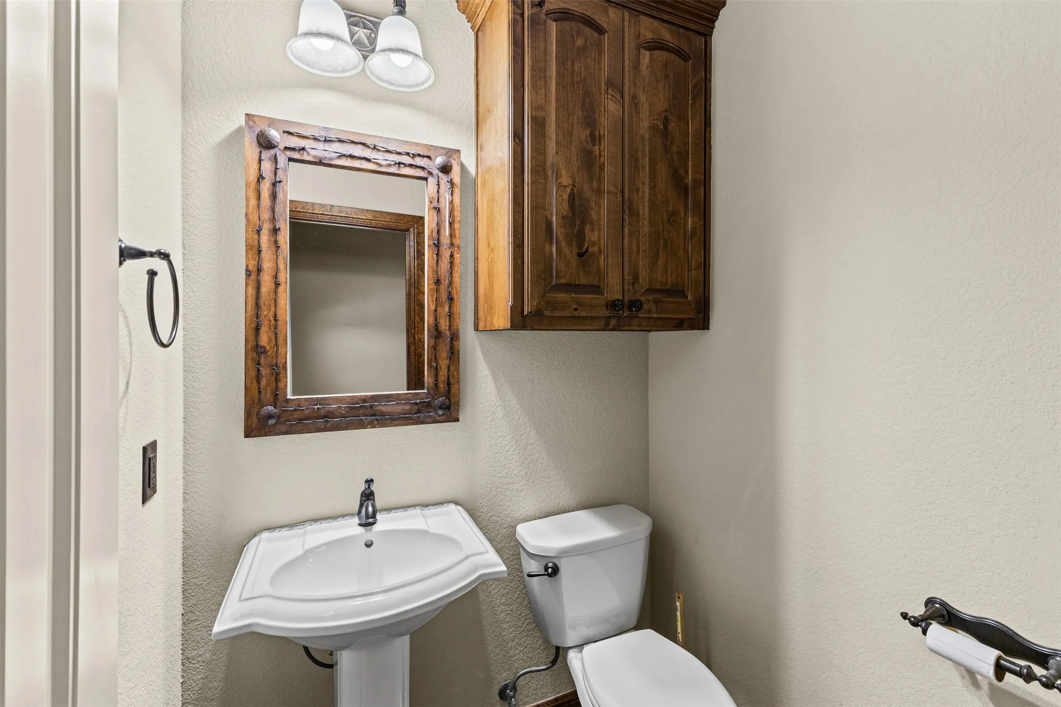 Single Family Residence For Sale in Hood County , 2407 Wills Way Drive, Granbury, Texas 76049, 3 Bedroom, 3 Bathroom, 2 Garage spaces, 2,678 Sqft, built in 2011, mls#21351686, Real Estate Agent in Granbury, Homes For Sale in Hood county, Homes For Sale in Granbury, Realtor in Granbury Texas, Real Estate Brokerage Independent Realty Texas, Luminita Cordes Realtor
