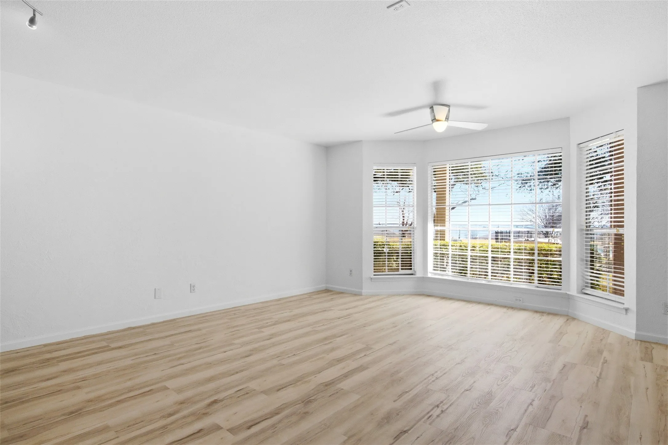 Condominium For Rent in Dallas County , 5810 Marina Drive 12, Garland, Texas 75043, 2 Bedroom, 3 Bathroom, Garage spaces, 1,800 Sqft, built in 1977, mls#21357034, Real Estate Agent in Garland, Homes For Rent in Dallas county, Homes For Rent in Garland, Realtor in Garland Texas, Real Estate Brokerage Independent Realty Texas, Luminita Cordes Realtor