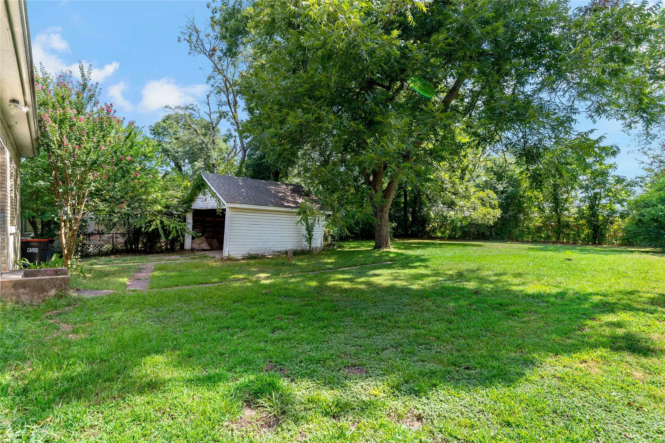 Single Family Residence For Sale in Lamar County , 610 Fitzhugh, Paris, Texas 75460, 2 Bedroom, 2 Bathroom, Garage spaces, 1,776 Sqft, built in 1931, Price $250,000, mls#21356920, Real Estate Agent in Paris, Homes For Sale in Lamar county, Homes For Sale in Paris, Realtor in Paris Texas, Real Estate Brokerage Independent Realty Texas, Luminita Cordes Realtor