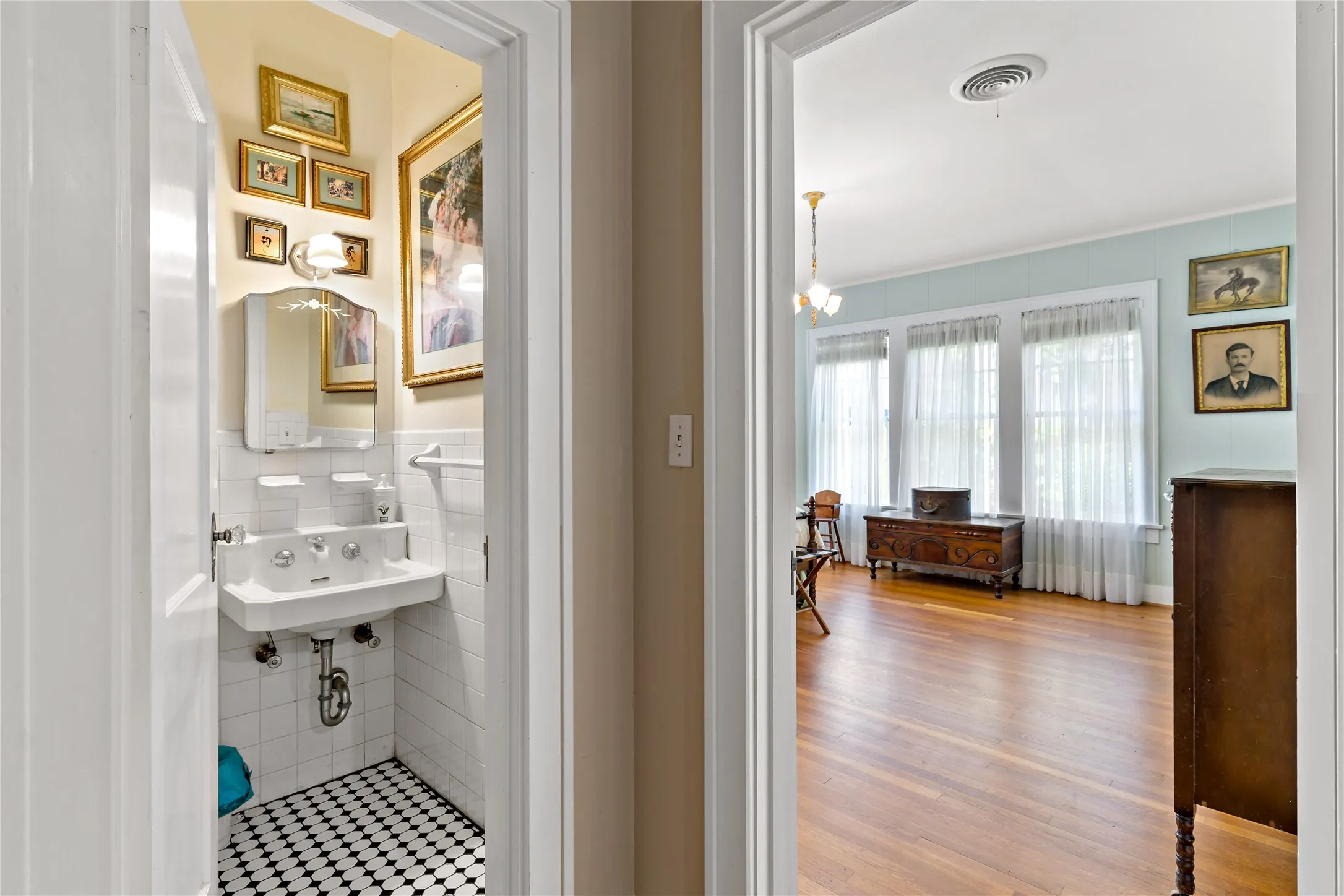 Single Family Residence For Sale in Lamar County , 610 Fitzhugh, Paris, Texas 75460, 2 Bedroom, 2 Bathroom, Garage spaces, 1,776 Sqft, built in 1931, Price $250,000, mls#21356920, Real Estate Agent in Paris, Homes For Sale in Lamar county, Homes For Sale in Paris, Realtor in Paris Texas, Real Estate Brokerage Independent Realty Texas, Luminita Cordes Realtor