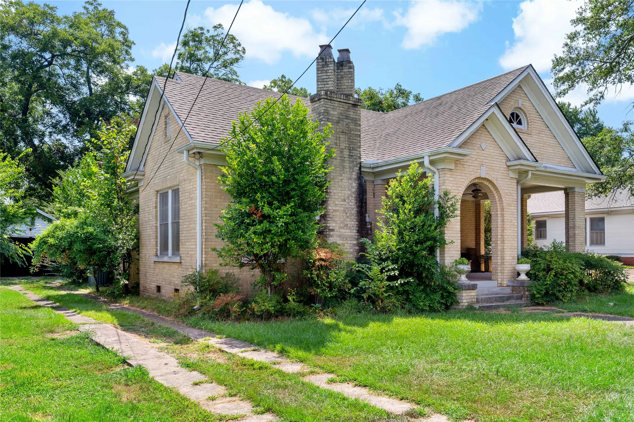 Single Family Residence For Sale in Lamar County , 610 Fitzhugh, Paris, Texas 75460, 2 Bedroom, 2 Bathroom, Garage spaces, 1,776 Sqft, built in 1931, Price $250,000, mls#21356920, Real Estate Agent in Paris, Homes For Sale in Lamar county, Homes For Sale in Paris, Realtor in Paris Texas, Real Estate Brokerage Independent Realty Texas, Luminita Cordes Realtor