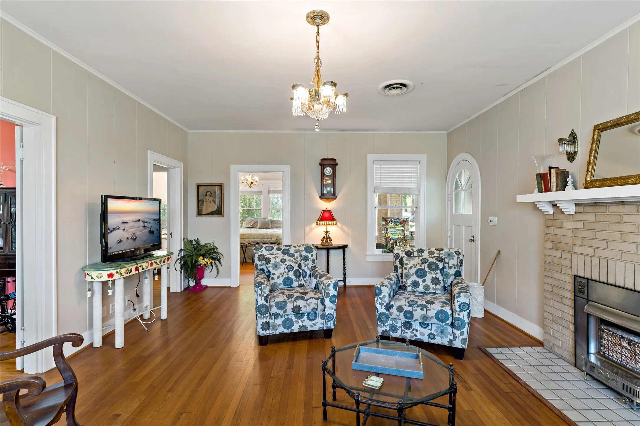 Single Family Residence For Sale in Lamar County , 610 Fitzhugh, Paris, Texas 75460, 2 Bedroom, 2 Bathroom, Garage spaces, 1,776 Sqft, built in 1931, Price $250,000, mls#21356920, Real Estate Agent in Paris, Homes For Sale in Lamar county, Homes For Sale in Paris, Realtor in Paris Texas, Real Estate Brokerage Independent Realty Texas, Luminita Cordes Realtor