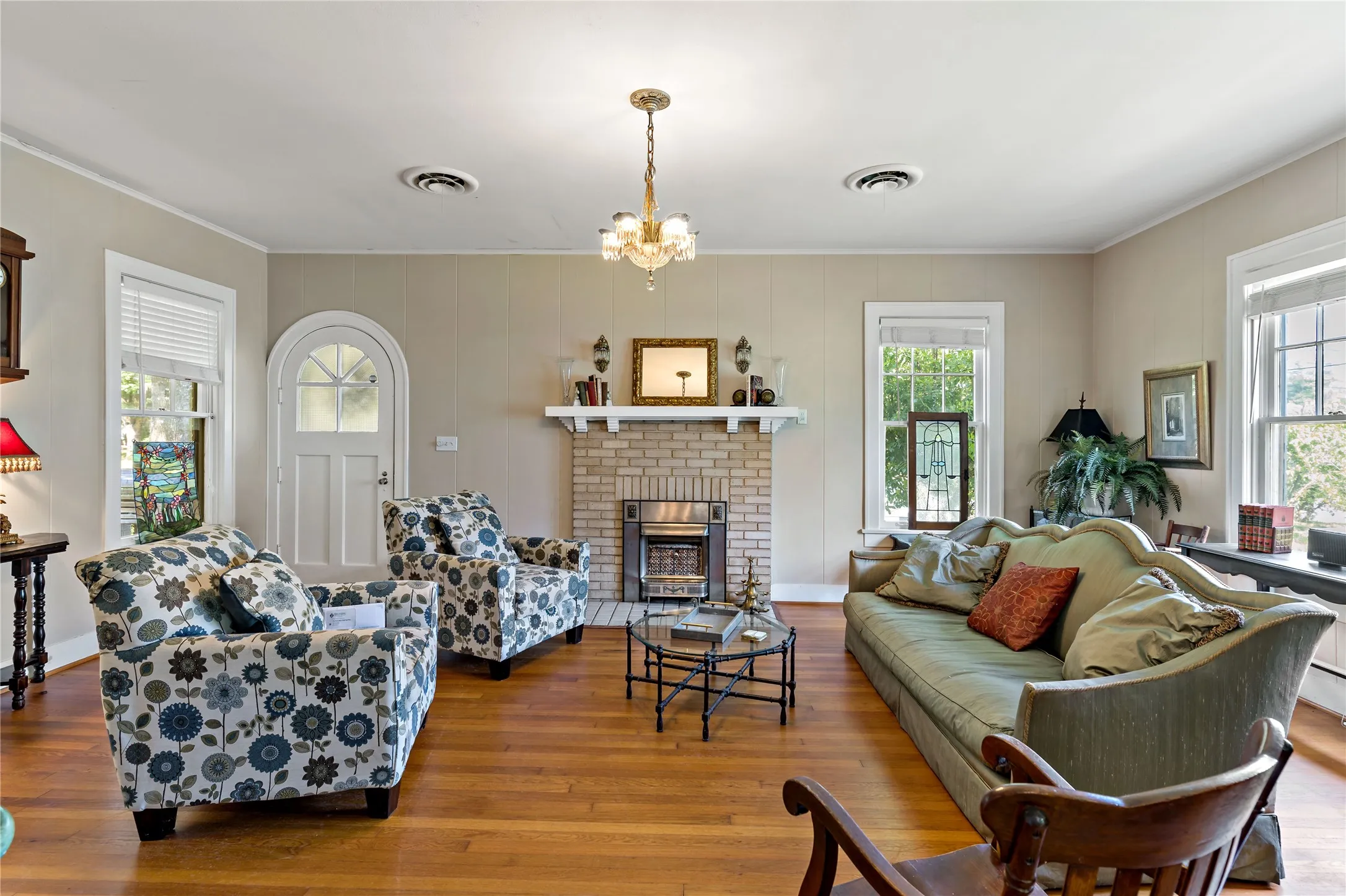 Single Family Residence For Sale in Lamar County , 610 Fitzhugh, Paris, Texas 75460, 2 Bedroom, 2 Bathroom, Garage spaces, 1,776 Sqft, built in 1931, Price $250,000, mls#21356920, Real Estate Agent in Paris, Homes For Sale in Lamar county, Homes For Sale in Paris, Realtor in Paris Texas, Real Estate Brokerage Independent Realty Texas, Luminita Cordes Realtor