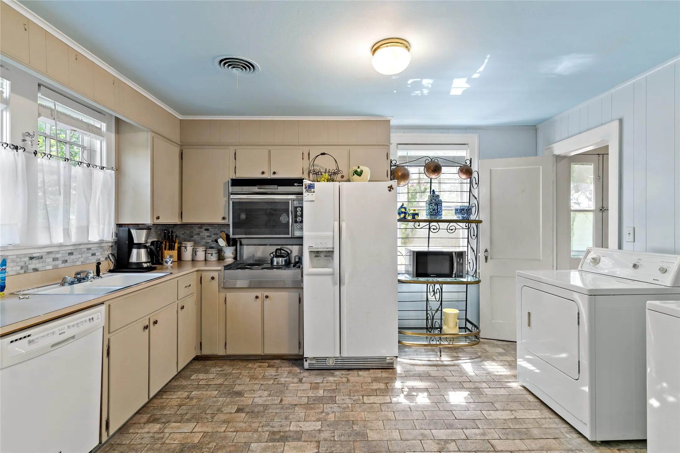 Single Family Residence For Sale in Lamar County , 610 Fitzhugh, Paris, Texas 75460, 2 Bedroom, 2 Bathroom, Garage spaces, 1,776 Sqft, built in 1931, Price $250,000, mls#21356920, Real Estate Agent in Paris, Homes For Sale in Lamar county, Homes For Sale in Paris, Realtor in Paris Texas, Real Estate Brokerage Independent Realty Texas, Luminita Cordes Realtor