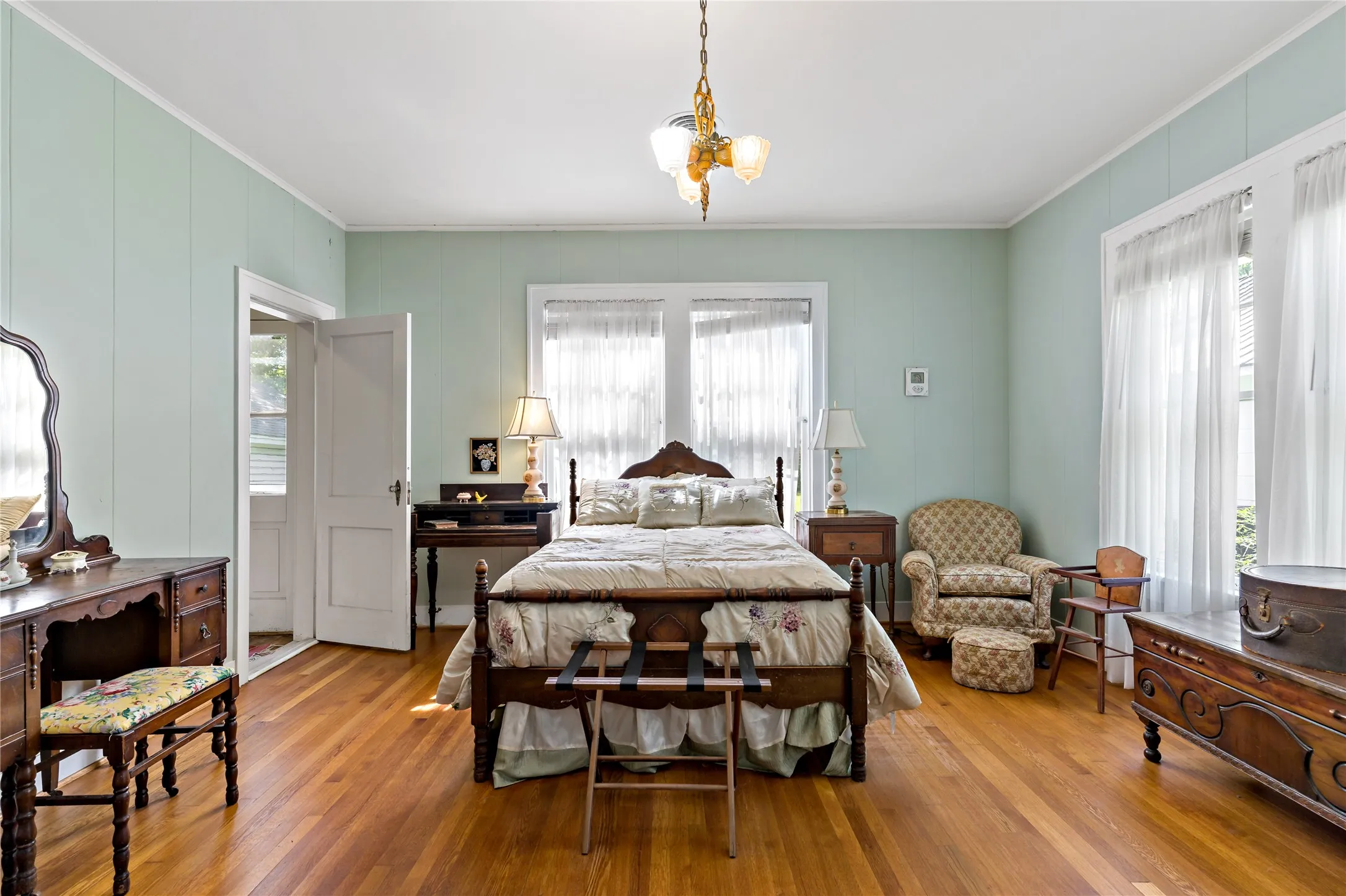 Single Family Residence For Sale in Lamar County , 610 Fitzhugh, Paris, Texas 75460, 2 Bedroom, 2 Bathroom, Garage spaces, 1,776 Sqft, built in 1931, Price $250,000, mls#21356920, Real Estate Agent in Paris, Homes For Sale in Lamar county, Homes For Sale in Paris, Realtor in Paris Texas, Real Estate Brokerage Independent Realty Texas, Luminita Cordes Realtor