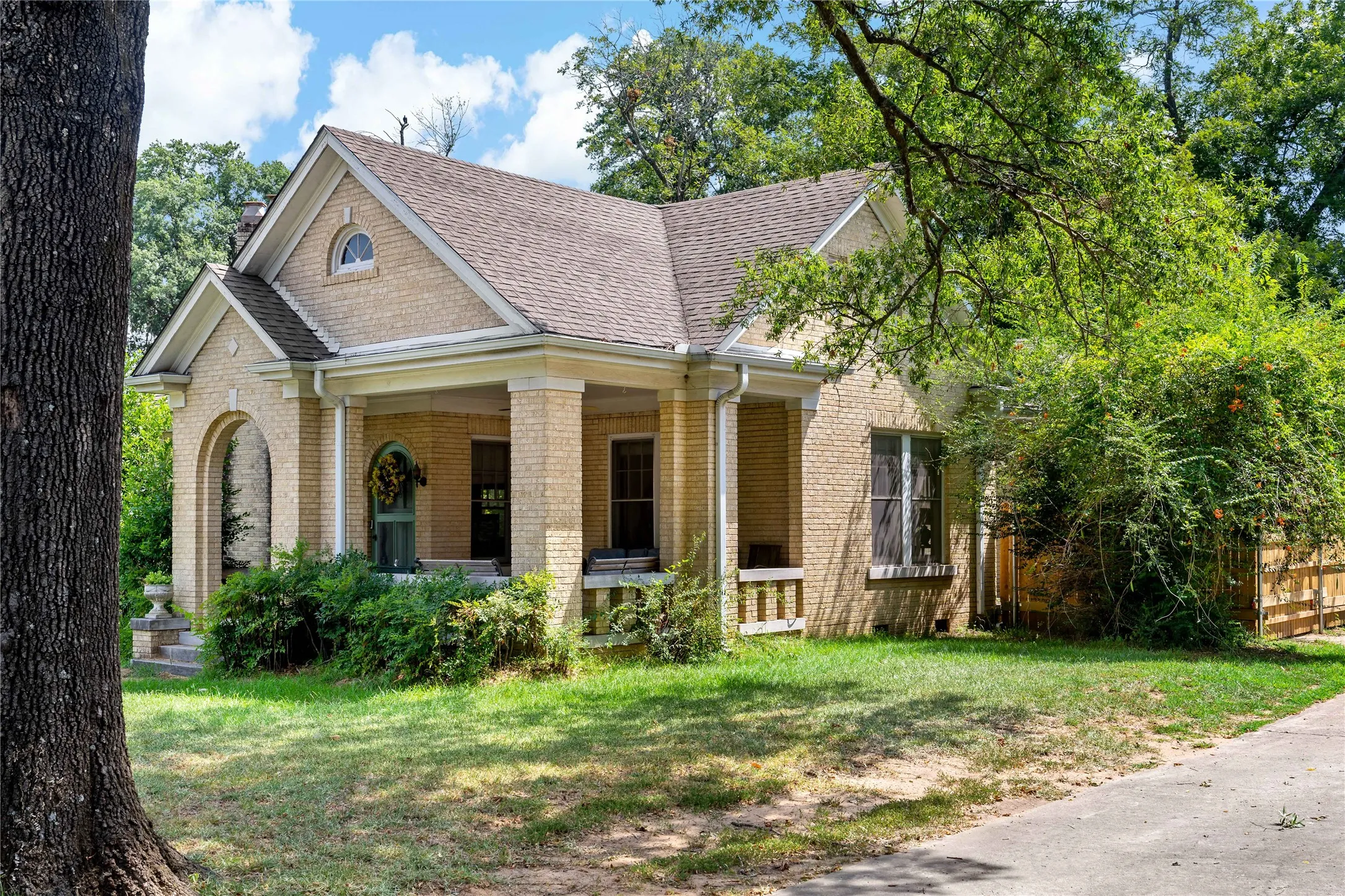 Single Family Residence For Sale in Lamar County , 610 Fitzhugh, Paris, Texas 75460, 2 Bedroom, 2 Bathroom, Garage spaces, 1,776 Sqft, built in 1931, Price $250,000, mls#21356920, Real Estate Agent in Paris, Homes For Sale in Lamar county, Homes For Sale in Paris, Realtor in Paris Texas, Real Estate Brokerage Independent Realty Texas, Luminita Cordes Realtor
