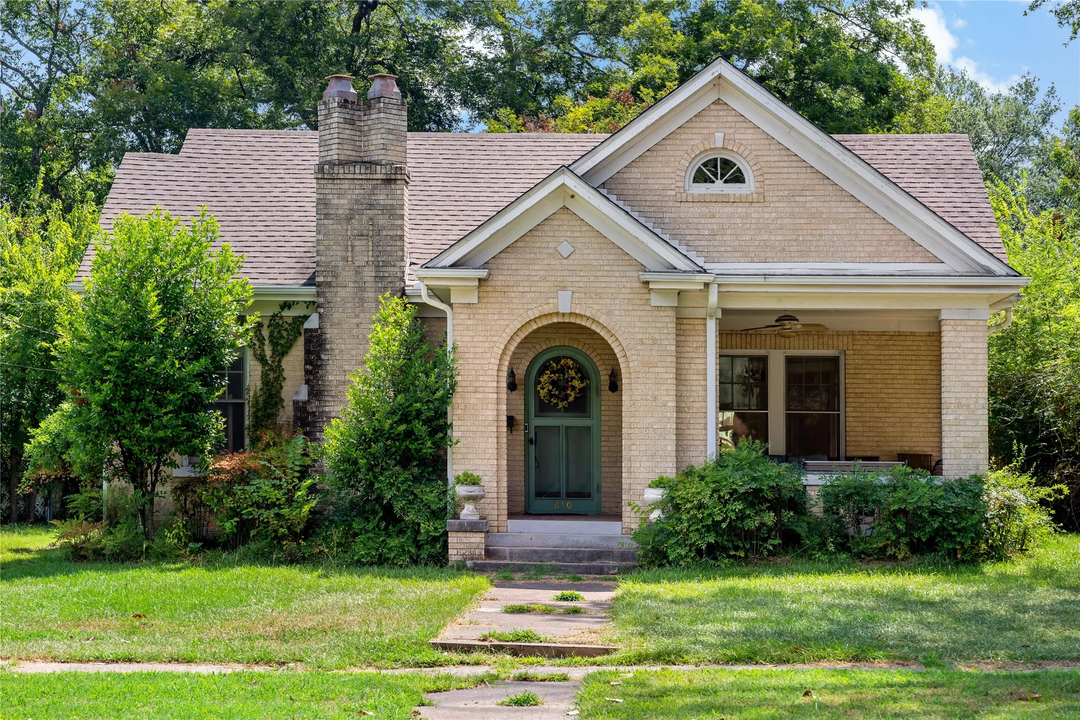 Single Family Residence For Sale in Lamar County , 610 Fitzhugh, Paris, Texas 75460, 2 Bedroom, 2 Bathroom, Garage spaces, 1,776 Sqft, built in 1931, Price $250,000, mls#21356920, Real Estate Agent in Paris, Homes For Sale in Lamar county, Homes For Sale in Paris, Realtor in Paris Texas, Real Estate Brokerage Independent Realty Texas, Luminita Cordes Realtor