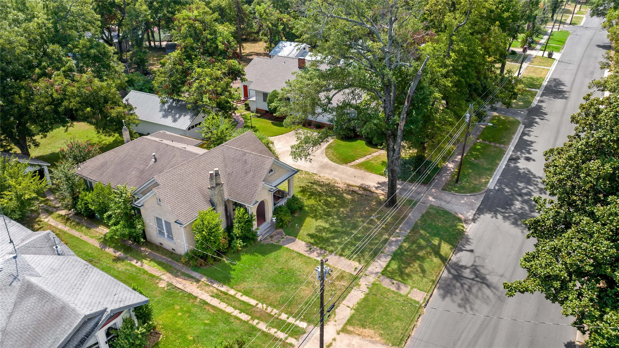 Single Family Residence For Sale in Lamar County , 610 Fitzhugh, Paris, Texas 75460, 2 Bedroom, 2 Bathroom, Garage spaces, 1,776 Sqft, built in 1931, Price $250,000, mls#21356920, Real Estate Agent in Paris, Homes For Sale in Lamar county, Homes For Sale in Paris, Realtor in Paris Texas, Real Estate Brokerage Independent Realty Texas, Luminita Cordes Realtor