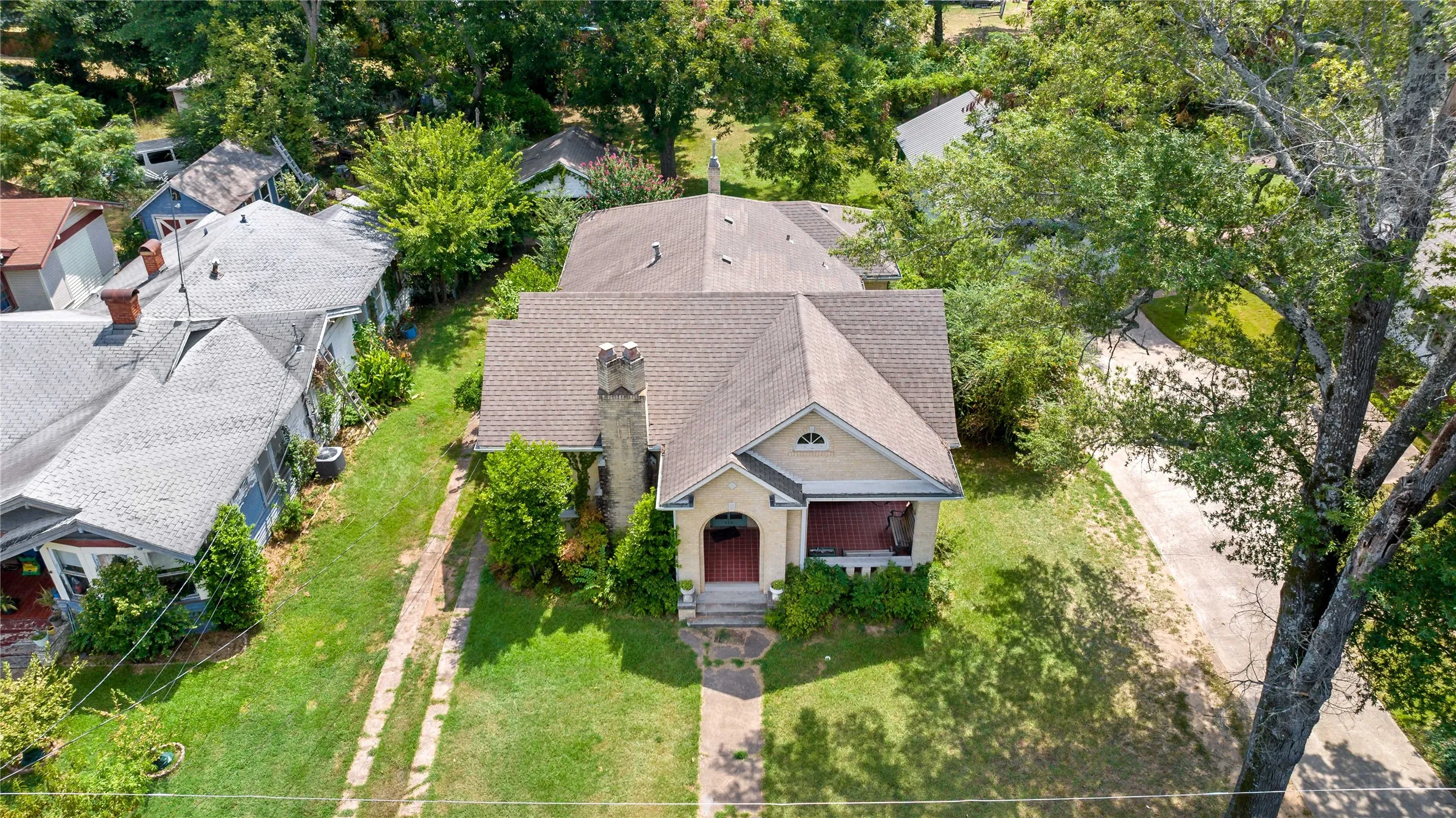 Single Family Residence For Sale in Lamar County , 610 Fitzhugh, Paris, Texas 75460, 2 Bedroom, 2 Bathroom, Garage spaces, 1,776 Sqft, built in 1931, Price $250,000, mls#21356920, Real Estate Agent in Paris, Homes For Sale in Lamar county, Homes For Sale in Paris, Realtor in Paris Texas, Real Estate Brokerage Independent Realty Texas, Luminita Cordes Realtor