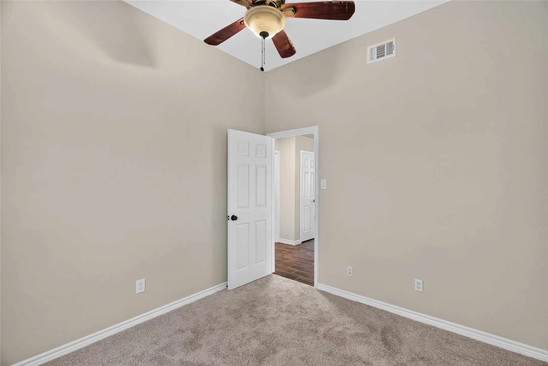 Single Family Residence For Sale in Tarrant County , 2134 Ridgecliff Drive, Keller, Texas 76248, 3 Bedroom, 2 Bathroom, 2 Garage spaces, 1,455 Sqft, built in 1990, mls#21328895, Real Estate Agent in Keller, Homes For Sale in Tarrant county, Homes For Sale in Keller, Realtor in Keller Texas, Real Estate Brokerage Independent Realty Texas, Luminita Cordes Realtor