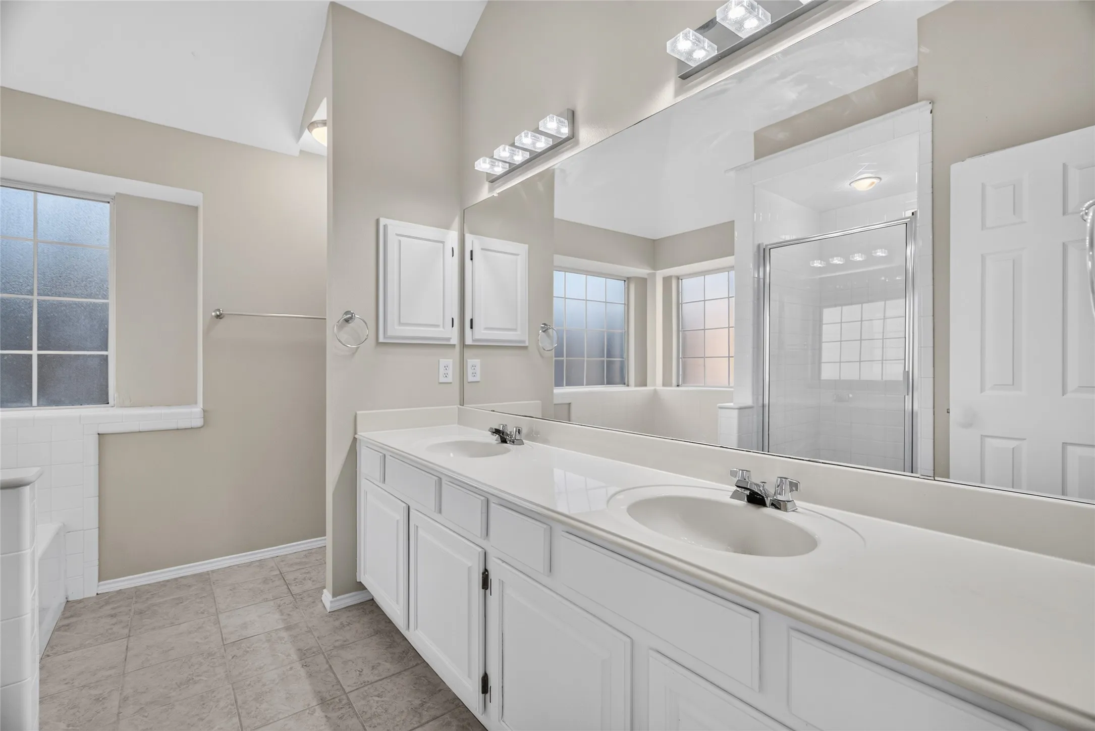 Single Family Residence For Sale in Tarrant County , 2134 Ridgecliff Drive, Keller, Texas 76248, 3 Bedroom, 2 Bathroom, 2 Garage spaces, 1,455 Sqft, built in 1990, mls#21328895, Real Estate Agent in Keller, Homes For Sale in Tarrant county, Homes For Sale in Keller, Realtor in Keller Texas, Real Estate Brokerage Independent Realty Texas, Luminita Cordes Realtor