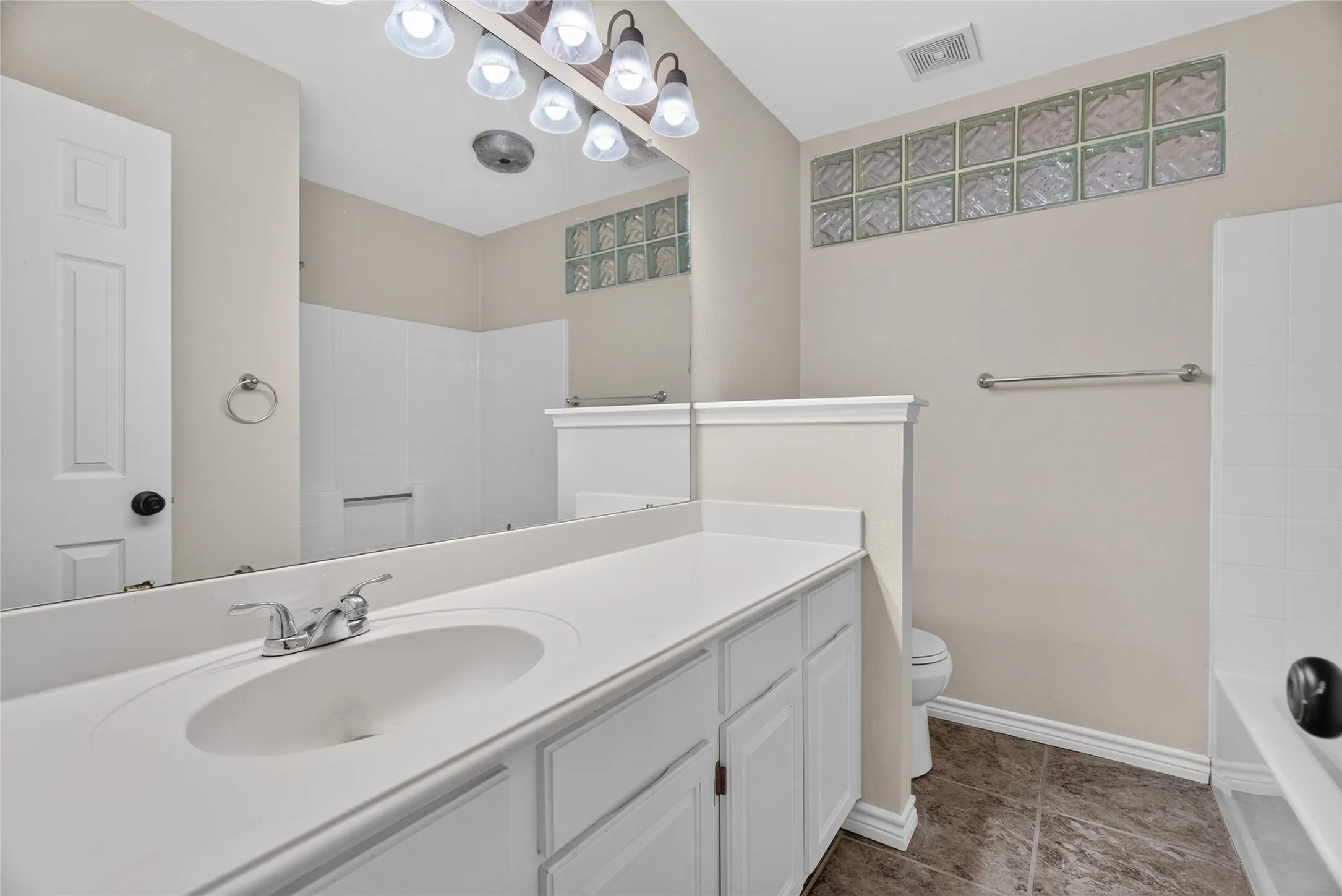 Single Family Residence For Sale in Tarrant County , 2134 Ridgecliff Drive, Keller, Texas 76248, 3 Bedroom, 2 Bathroom, 2 Garage spaces, 1,455 Sqft, built in 1990, mls#21328895, Real Estate Agent in Keller, Homes For Sale in Tarrant county, Homes For Sale in Keller, Realtor in Keller Texas, Real Estate Brokerage Independent Realty Texas, Luminita Cordes Realtor