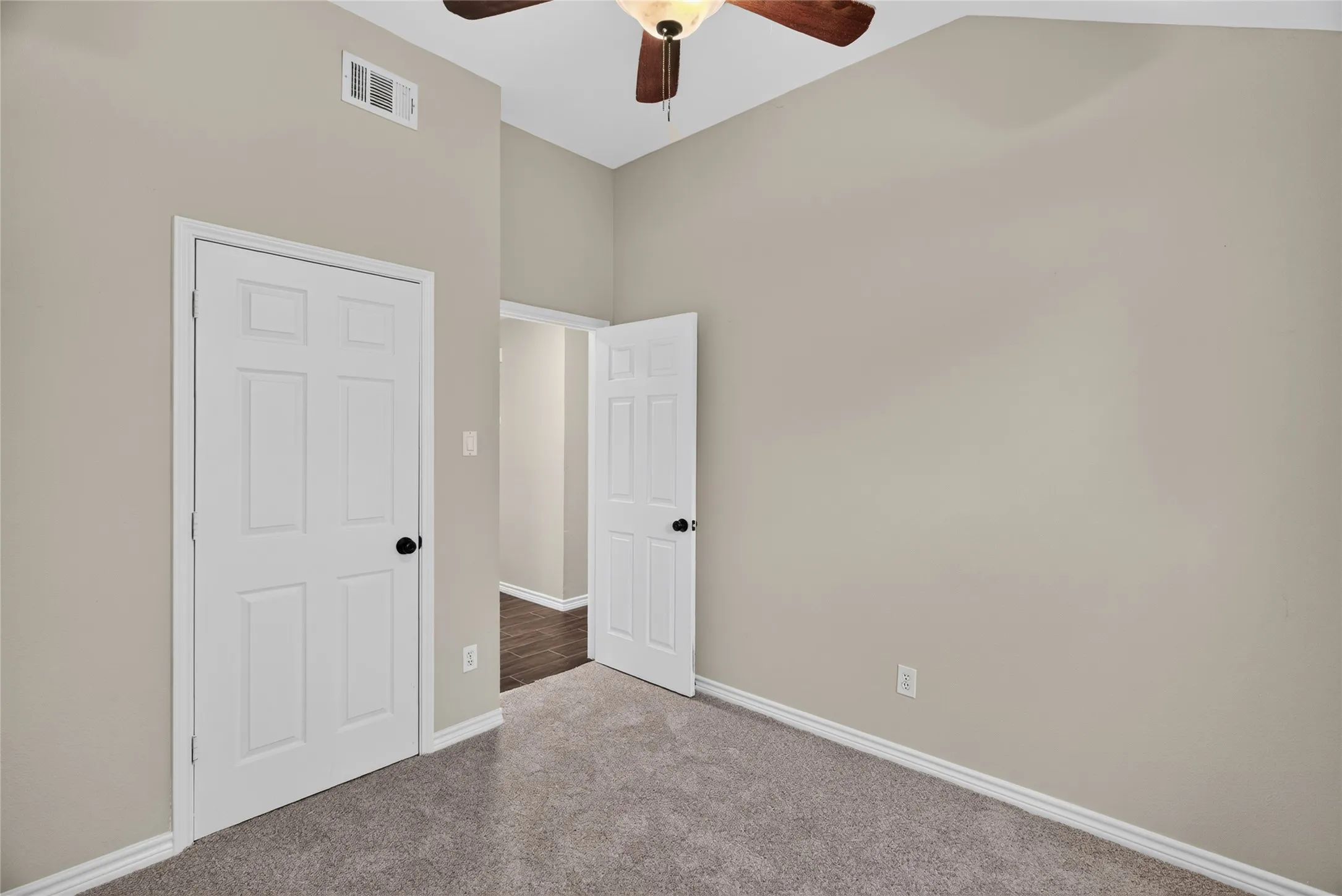 Single Family Residence For Sale in Tarrant County , 2134 Ridgecliff Drive, Keller, Texas 76248, 3 Bedroom, 2 Bathroom, 2 Garage spaces, 1,455 Sqft, built in 1990, mls#21328895, Real Estate Agent in Keller, Homes For Sale in Tarrant county, Homes For Sale in Keller, Realtor in Keller Texas, Real Estate Brokerage Independent Realty Texas, Luminita Cordes Realtor