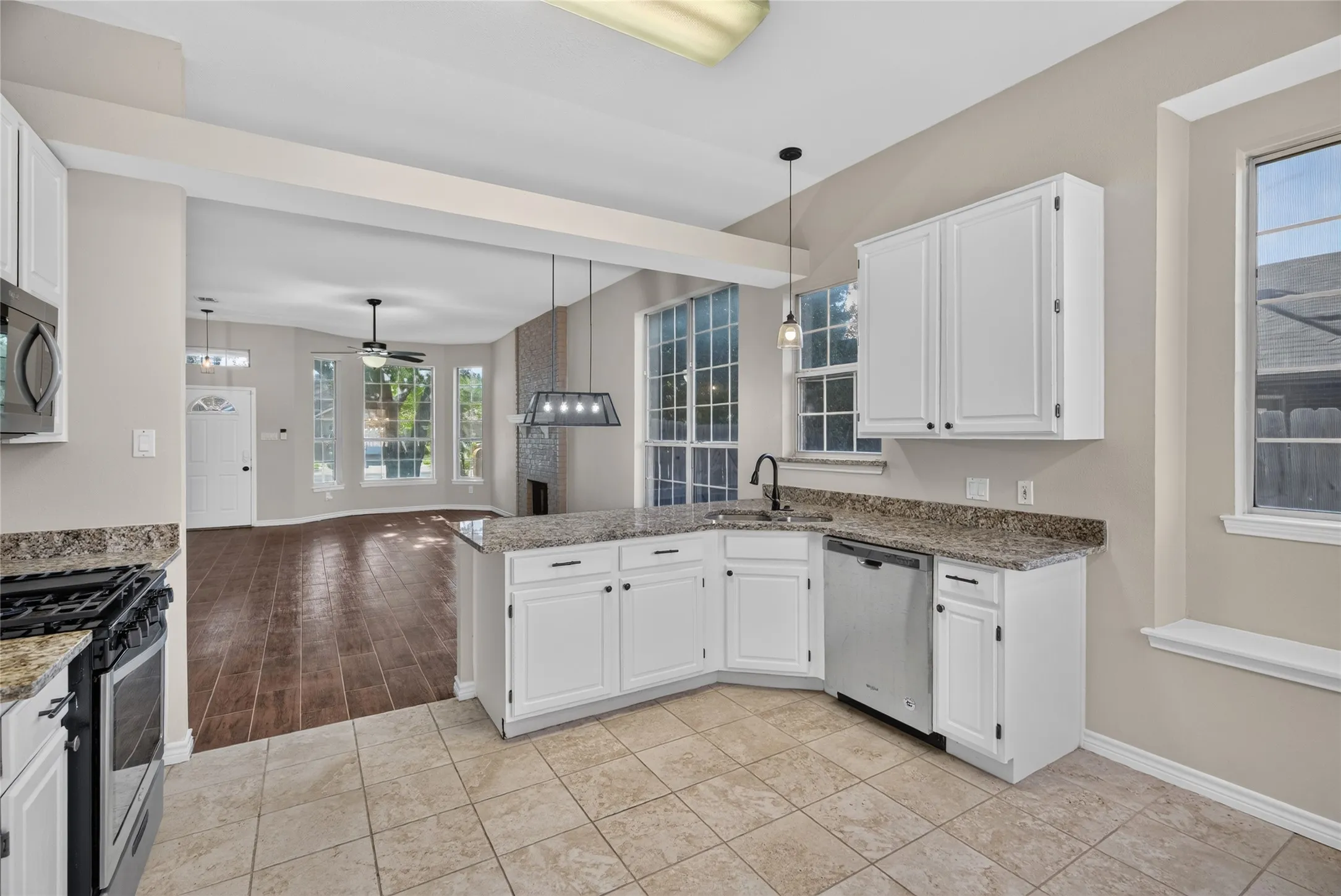 Single Family Residence For Sale in Tarrant County , 2134 Ridgecliff Drive, Keller, Texas 76248, 3 Bedroom, 2 Bathroom, 2 Garage spaces, 1,455 Sqft, built in 1990, mls#21328895, Real Estate Agent in Keller, Homes For Sale in Tarrant county, Homes For Sale in Keller, Realtor in Keller Texas, Real Estate Brokerage Independent Realty Texas, Luminita Cordes Realtor