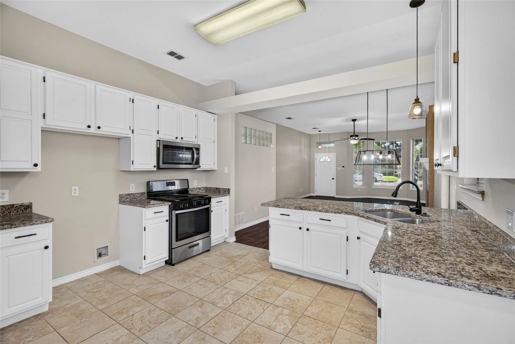 Single Family Residence For Sale in Tarrant County , 2134 Ridgecliff Drive, Keller, Texas 76248, 3 Bedroom, 2 Bathroom, 2 Garage spaces, 1,455 Sqft, built in 1990, mls#21328895, Real Estate Agent in Keller, Homes For Sale in Tarrant county, Homes For Sale in Keller, Realtor in Keller Texas, Real Estate Brokerage Independent Realty Texas, Luminita Cordes Realtor