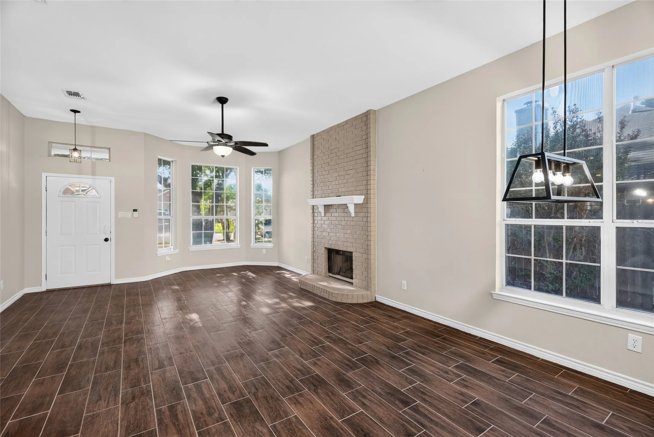 Single Family Residence For Sale in Tarrant County , 2134 Ridgecliff Drive, Keller, Texas 76248, 3 Bedroom, 2 Bathroom, 2 Garage spaces, 1,455 Sqft, built in 1990, mls#21328895, Real Estate Agent in Keller, Homes For Sale in Tarrant county, Homes For Sale in Keller, Realtor in Keller Texas, Real Estate Brokerage Independent Realty Texas, Luminita Cordes Realtor