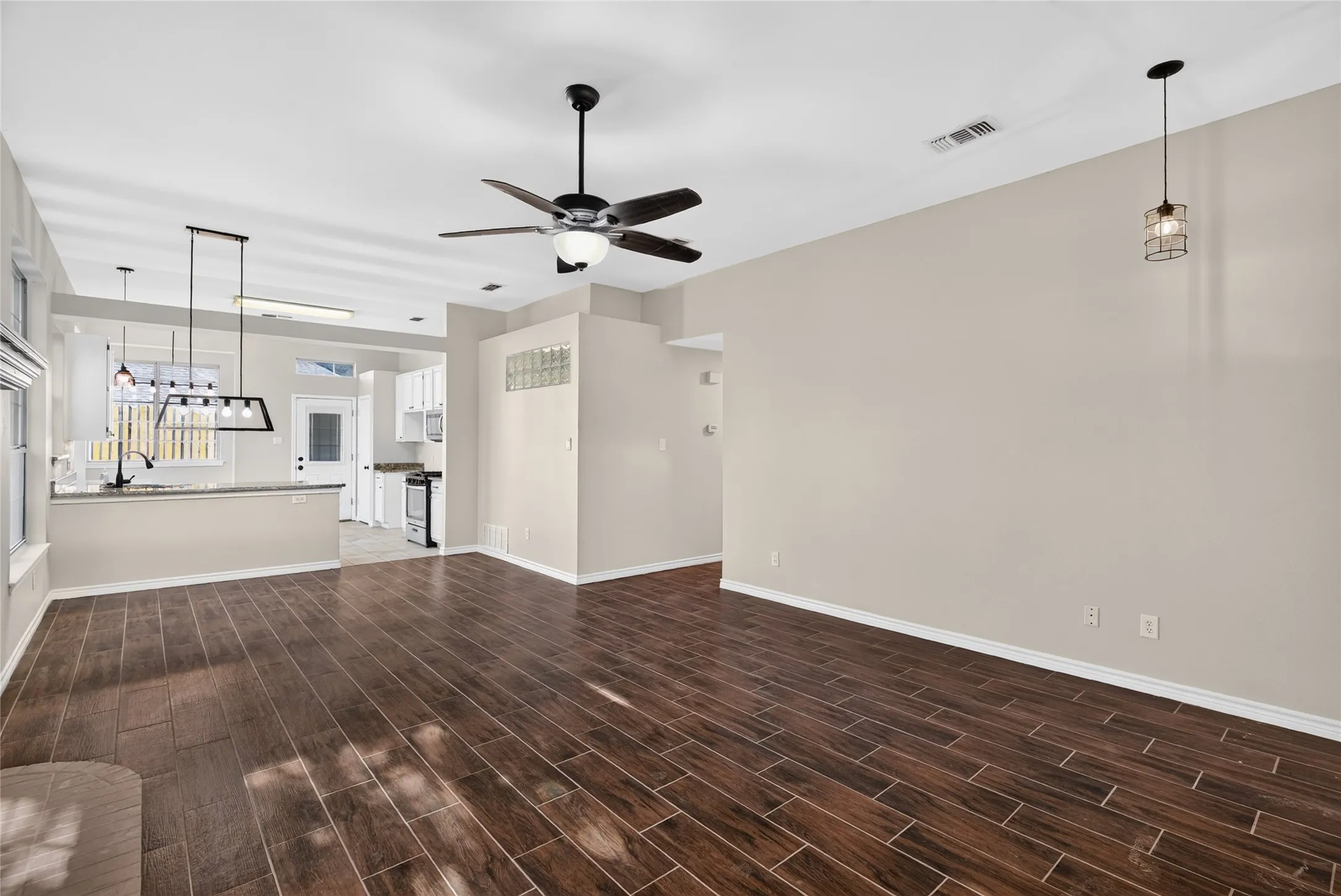 Single Family Residence For Sale in Tarrant County , 2134 Ridgecliff Drive, Keller, Texas 76248, 3 Bedroom, 2 Bathroom, 2 Garage spaces, 1,455 Sqft, built in 1990, mls#21328895, Real Estate Agent in Keller, Homes For Sale in Tarrant county, Homes For Sale in Keller, Realtor in Keller Texas, Real Estate Brokerage Independent Realty Texas, Luminita Cordes Realtor