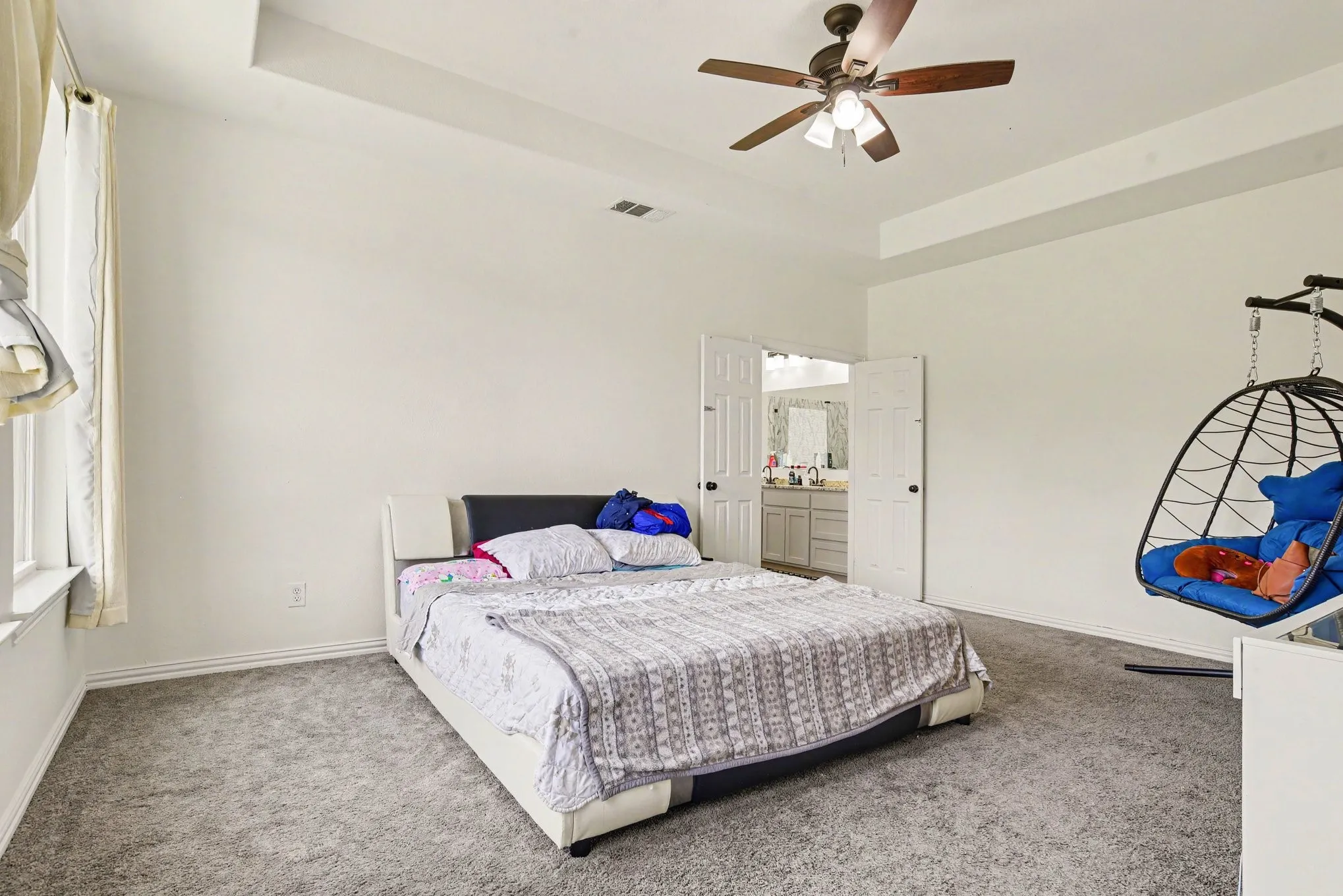 Recessed tray ceiling with a ceiling fan
