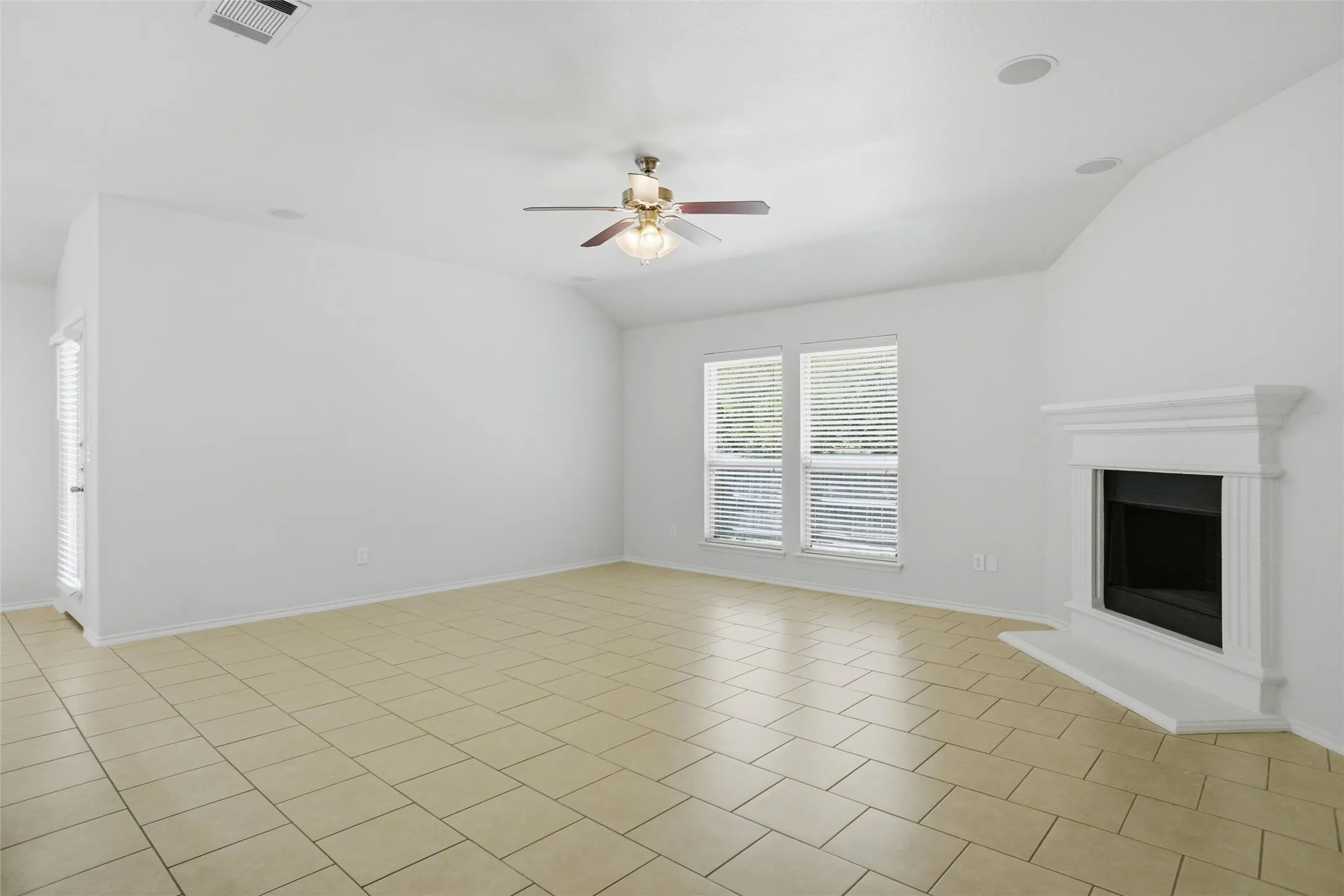 Single Family Residence For Rent in Dallas County , 3015 Briarbrook Drive, Seagoville, Texas 75159, 3 Bedroom, 2 Bathroom, 2 Garage spaces, 1,756 Sqft, built in 2012, mls#21351752, Real Estate Agent in Seagoville, Homes For Rent in Dallas county, Homes For Rent in Seagoville, Realtor in Seagoville Texas, Real Estate Brokerage Independent Realty Texas, Luminita Cordes Realtor