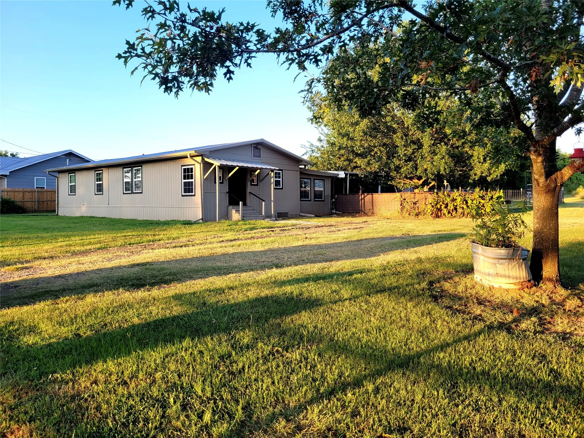 Single Family Residence For Sale in Red River (TX) County , 735 SW 1st, Detroit, Texas 75436, 2 Bedroom, 2 Bathroom, Garage spaces, 1,422 Sqft, built in 1973, mls#21356790, Real Estate Agent in Detroit, Homes For Sale in Red River (TX) county, Homes For Sale in Detroit, Realtor in Detroit Texas, Real Estate Brokerage Independent Realty Texas, Luminita Cordes Realtor