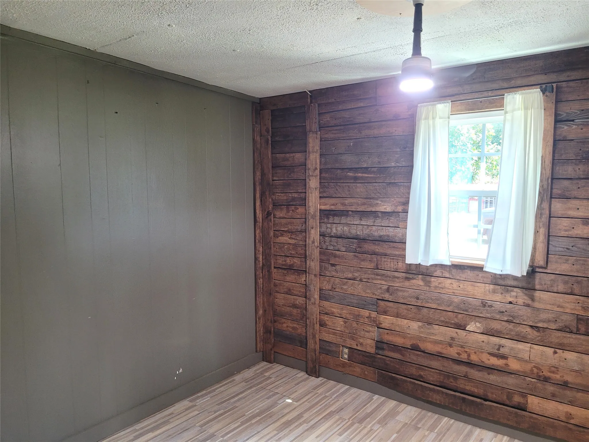 Single Family Residence For Sale in Red River (TX) County , 735 SW 1st, Detroit, Texas 75436, 2 Bedroom, 2 Bathroom, Garage spaces, 1,422 Sqft, built in 1973, mls#21356790, Real Estate Agent in Detroit, Homes For Sale in Red River (TX) county, Homes For Sale in Detroit, Realtor in Detroit Texas, Real Estate Brokerage Independent Realty Texas, Luminita Cordes Realtor