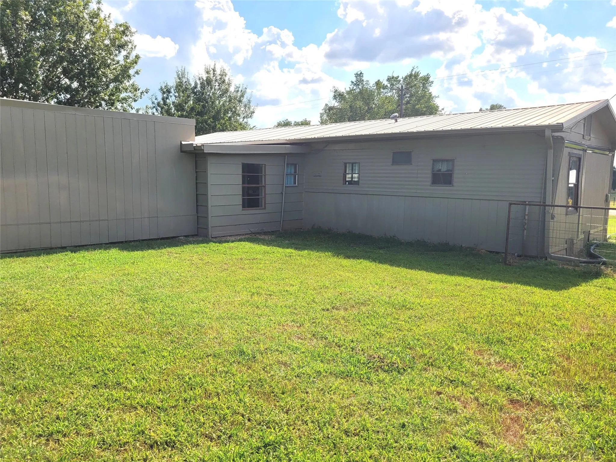 Single Family Residence For Sale in Red River (TX) County , 735 SW 1st, Detroit, Texas 75436, 2 Bedroom, 2 Bathroom, Garage spaces, 1,422 Sqft, built in 1973, mls#21356790, Real Estate Agent in Detroit, Homes For Sale in Red River (TX) county, Homes For Sale in Detroit, Realtor in Detroit Texas, Real Estate Brokerage Independent Realty Texas, Luminita Cordes Realtor
