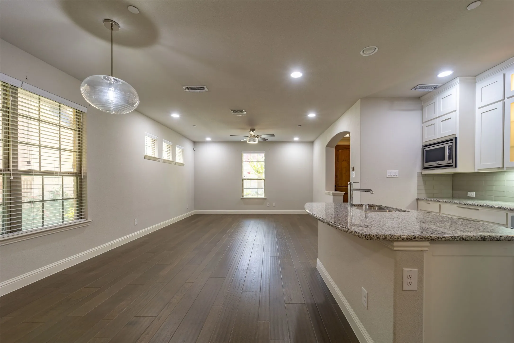 2" blinds throughout and bright lighting