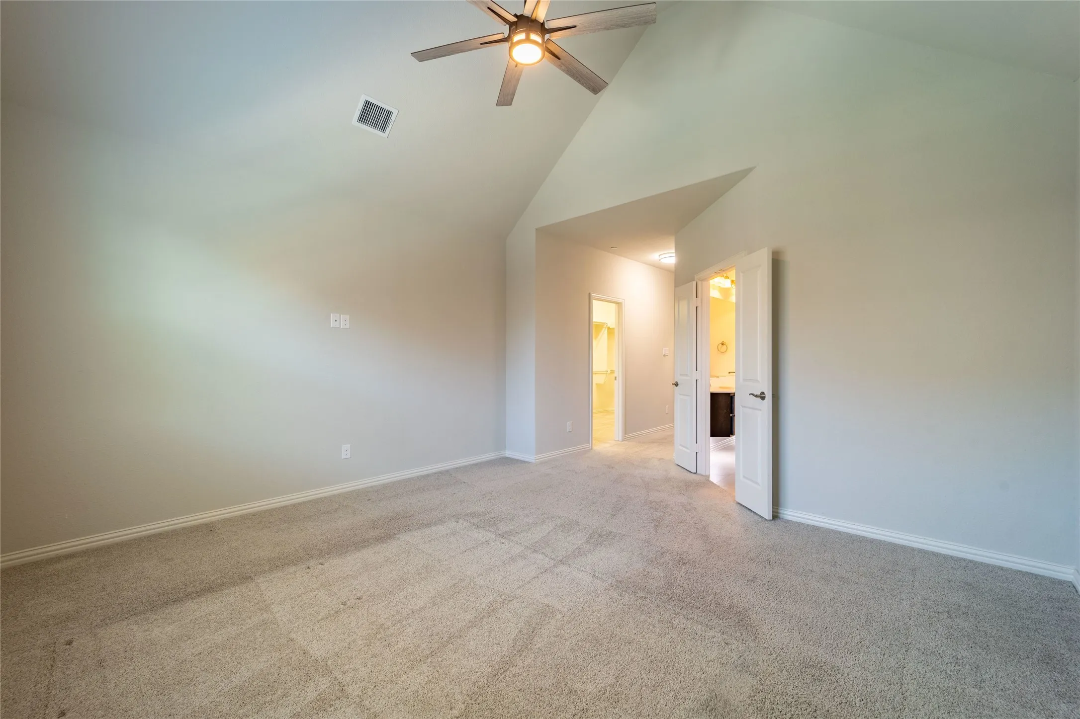 Beautiful 6-blade ceiling fan
