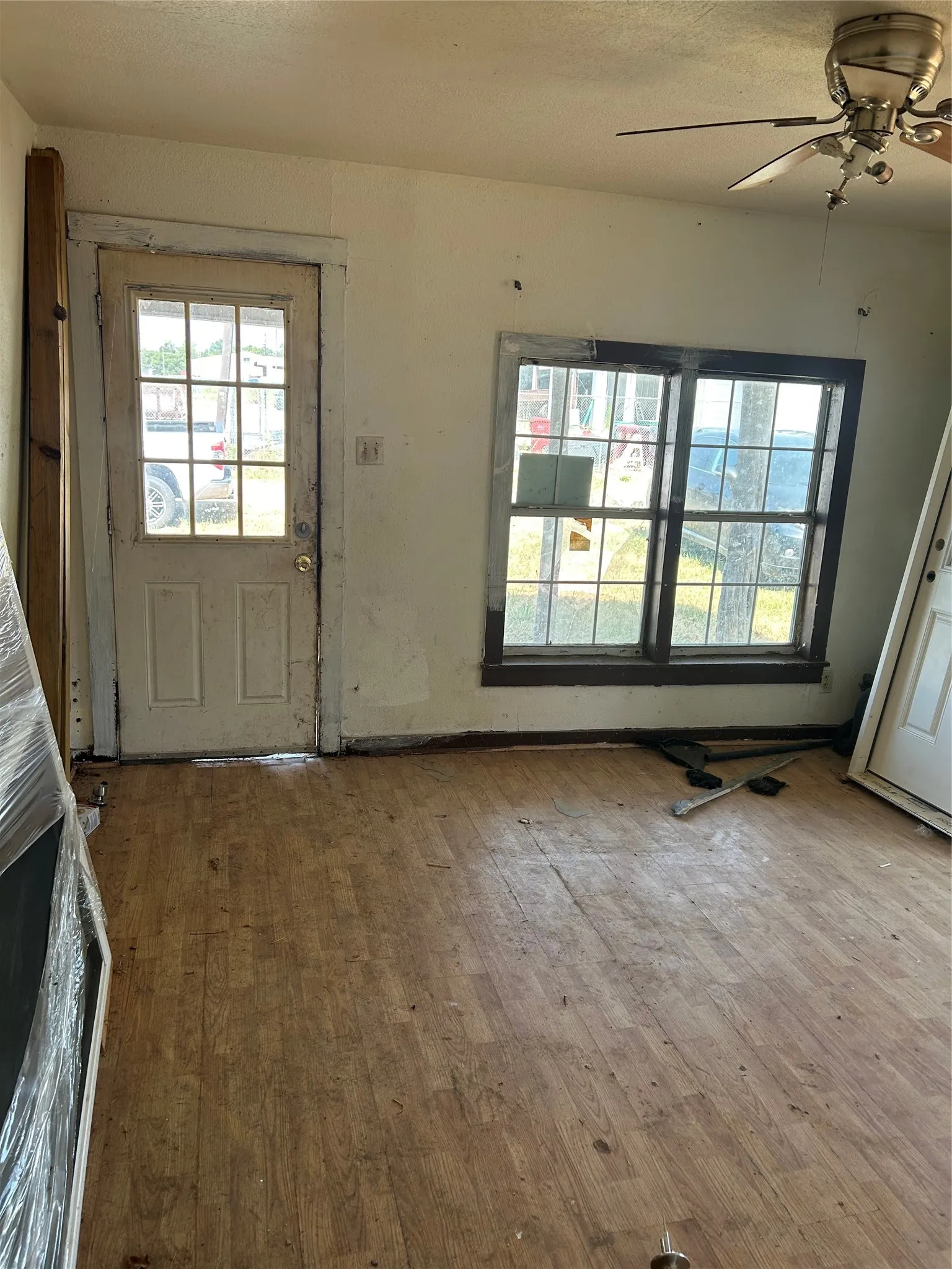 Single Family Residence For Sale in Fannin County , 204 8th Street, Honey Grove, Texas 75446, 3 Bedroom, 1 Bathroom, Garage spaces, 1,050 Sqft, built in 1935, Price $60,000, mls#21355231, Real Estate Agent in Honey Grove, Homes For Sale in Fannin county, Homes For Sale in Honey Grove, Realtor in Honey Grove Texas, Real Estate Brokerage Independent Realty Texas, Luminita Cordes Realtor
