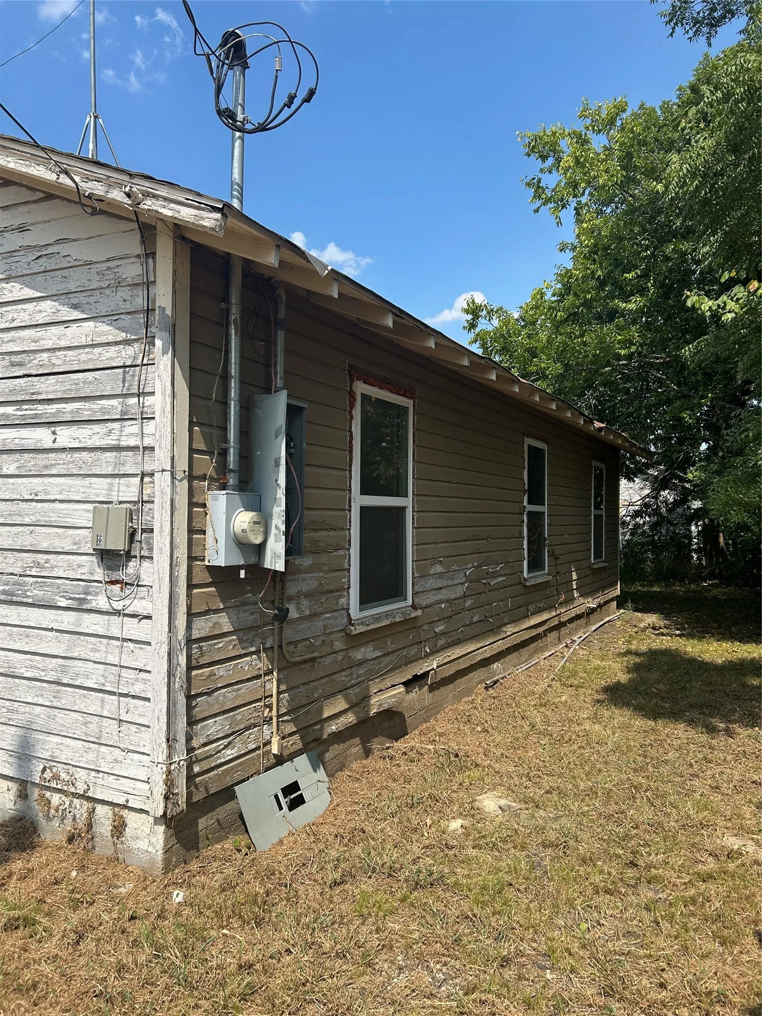 Single Family Residence For Sale in Fannin County , 204 8th Street, Honey Grove, Texas 75446, 3 Bedroom, 1 Bathroom, Garage spaces, 1,050 Sqft, built in 1935, Price $60,000, mls#21355231, Real Estate Agent in Honey Grove, Homes For Sale in Fannin county, Homes For Sale in Honey Grove, Realtor in Honey Grove Texas, Real Estate Brokerage Independent Realty Texas, Luminita Cordes Realtor