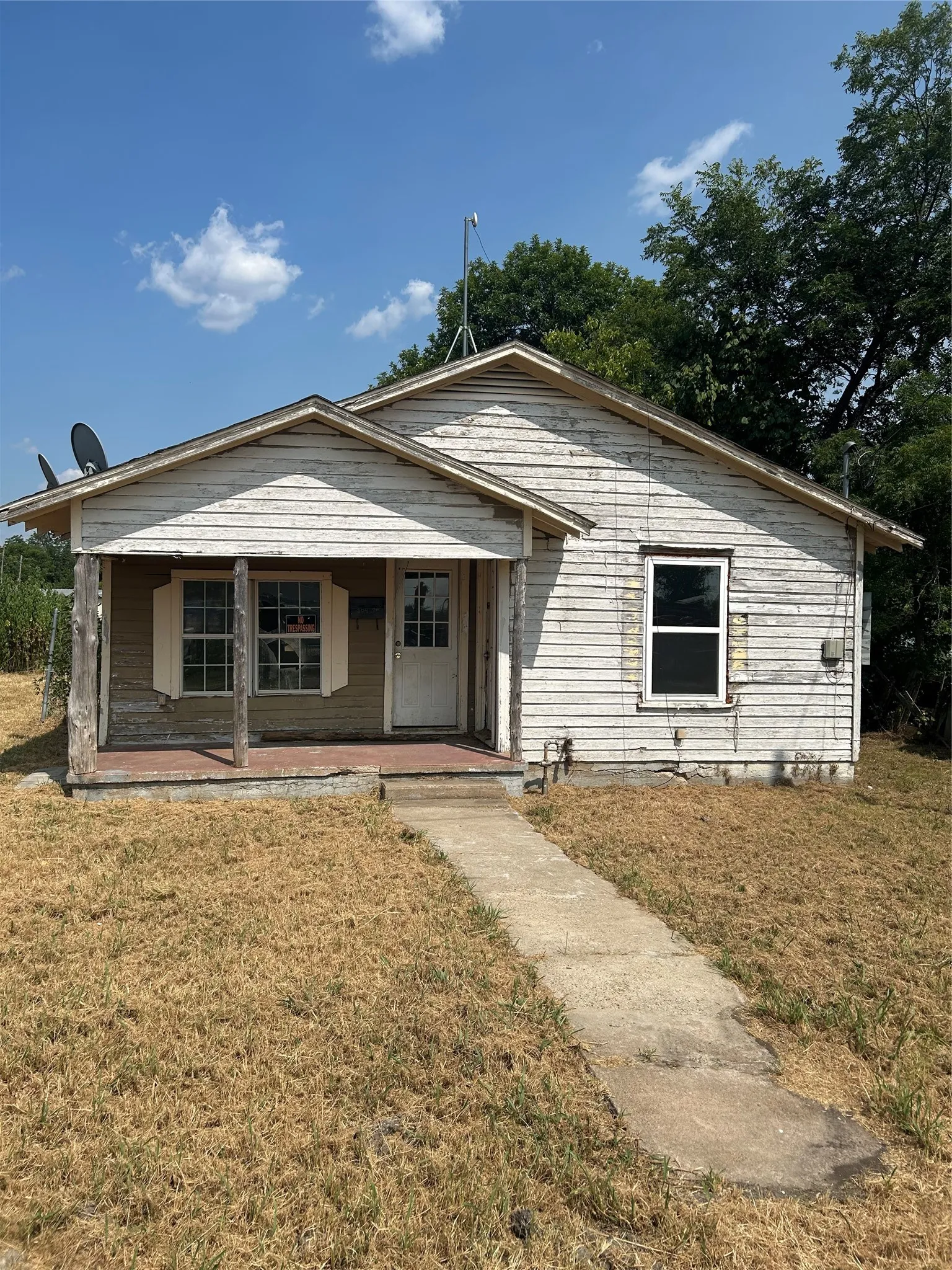 Single Family Residence For Sale in Fannin County , 204 8th Street, Honey Grove, Texas 75446, 3 Bedroom, 1 Bathroom, Garage spaces, 1,050 Sqft, built in 1935, Price $60,000, mls#21355231, Real Estate Agent in Honey Grove, Homes For Sale in Fannin county, Homes For Sale in Honey Grove, Realtor in Honey Grove Texas, Real Estate Brokerage Independent Realty Texas, Luminita Cordes Realtor