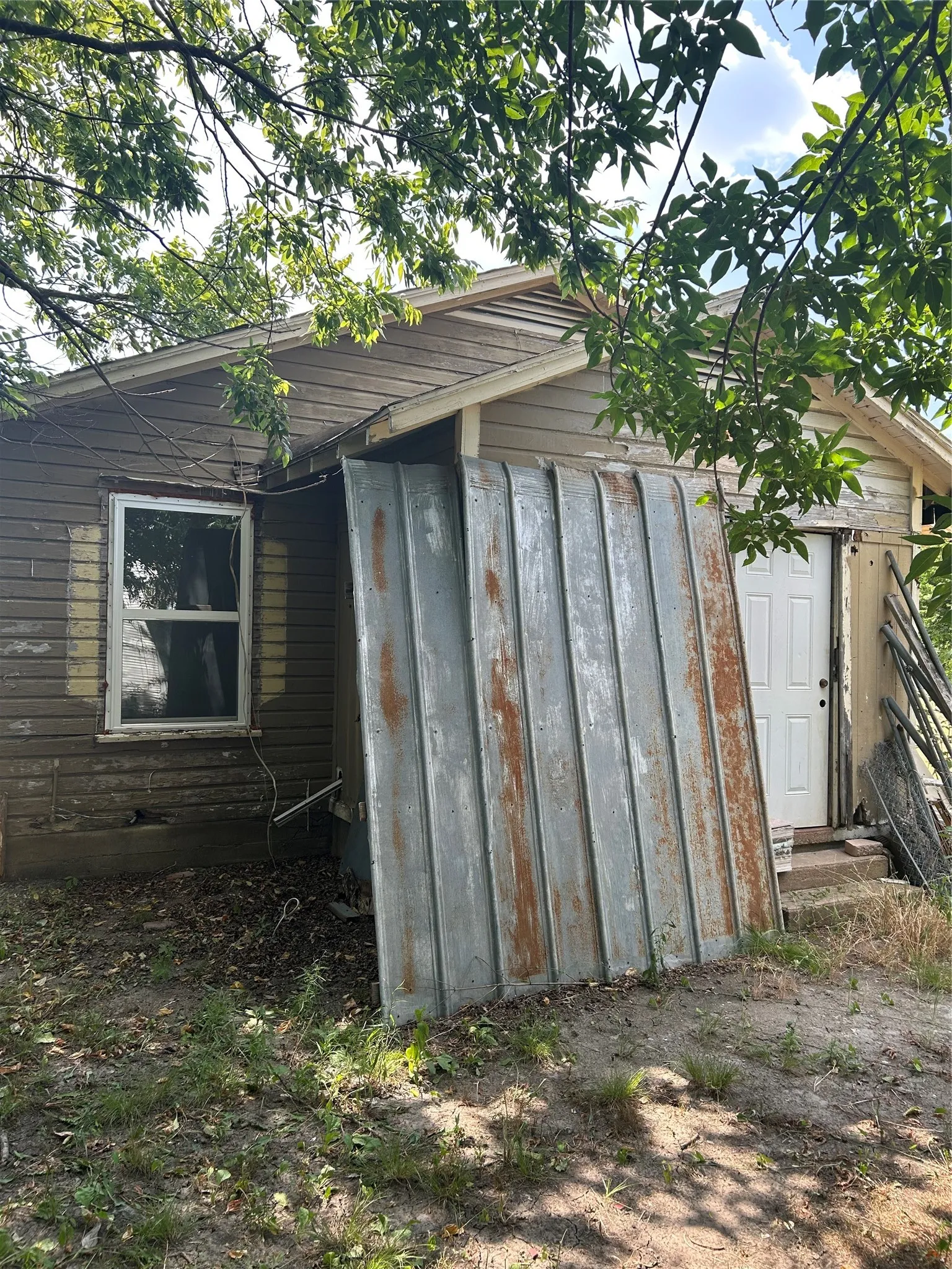 Single Family Residence For Sale in Fannin County , 204 8th Street, Honey Grove, Texas 75446, 3 Bedroom, 1 Bathroom, Garage spaces, 1,050 Sqft, built in 1935, Price $60,000, mls#21355231, Real Estate Agent in Honey Grove, Homes For Sale in Fannin county, Homes For Sale in Honey Grove, Realtor in Honey Grove Texas, Real Estate Brokerage Independent Realty Texas, Luminita Cordes Realtor