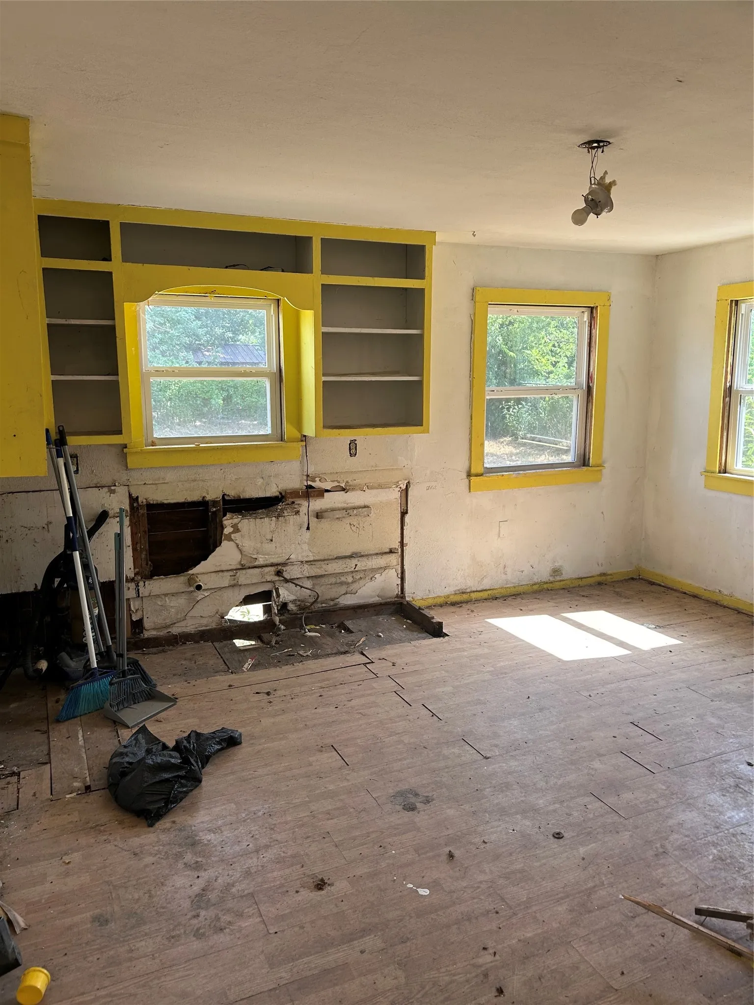 Single Family Residence For Sale in Fannin County , 204 8th Street, Honey Grove, Texas 75446, 3 Bedroom, 1 Bathroom, Garage spaces, 1,050 Sqft, built in 1935, Price $60,000, mls#21355231, Real Estate Agent in Honey Grove, Homes For Sale in Fannin county, Homes For Sale in Honey Grove, Realtor in Honey Grove Texas, Real Estate Brokerage Independent Realty Texas, Luminita Cordes Realtor